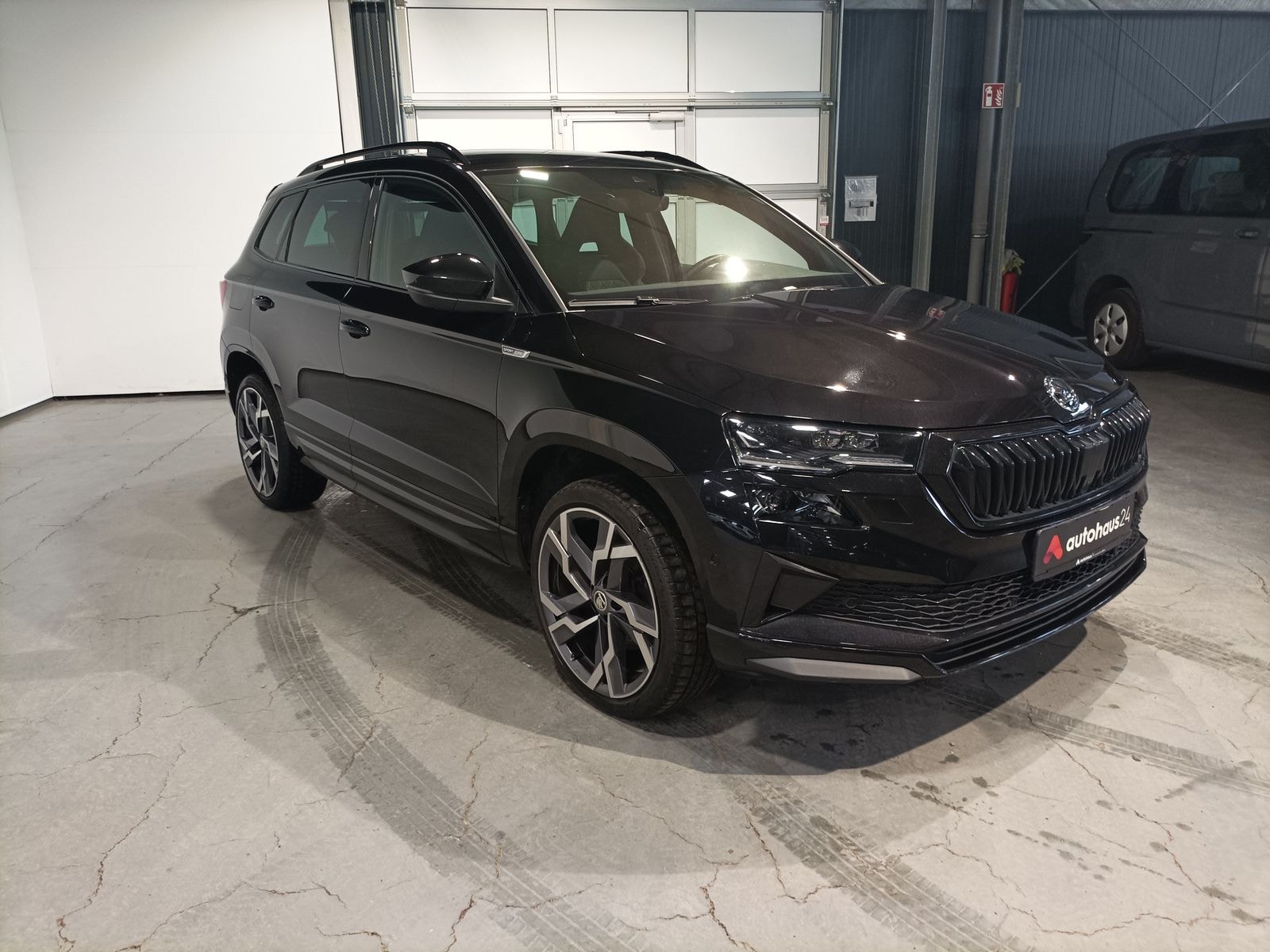 ŠKODA Karoq SUV / Crossover / Geländewagen SKODA Karoq 1.5l TSI ACT DSG SPORTLINE Sports Utility Vehicle #1