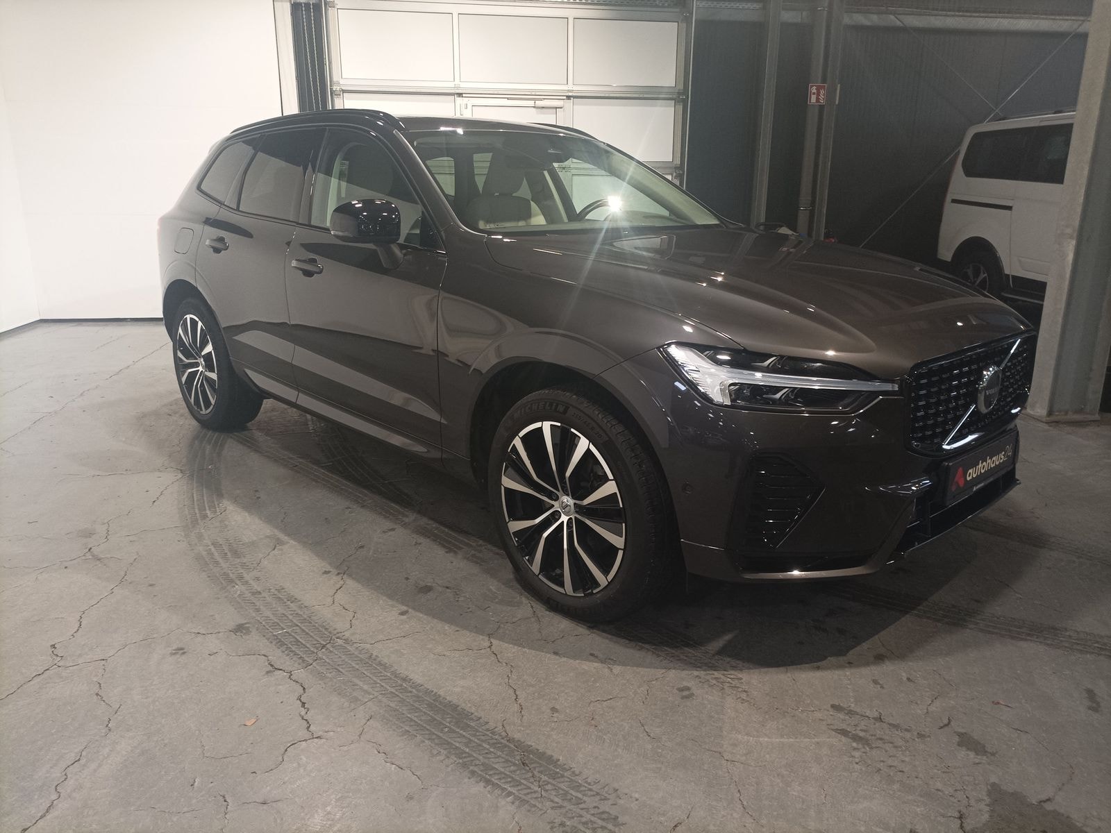 Volvo XC60 SUV / Crossover / Geländewagen VOLVO XC60 B4 Plus Dark Auto Sports Utility Vehicle #1