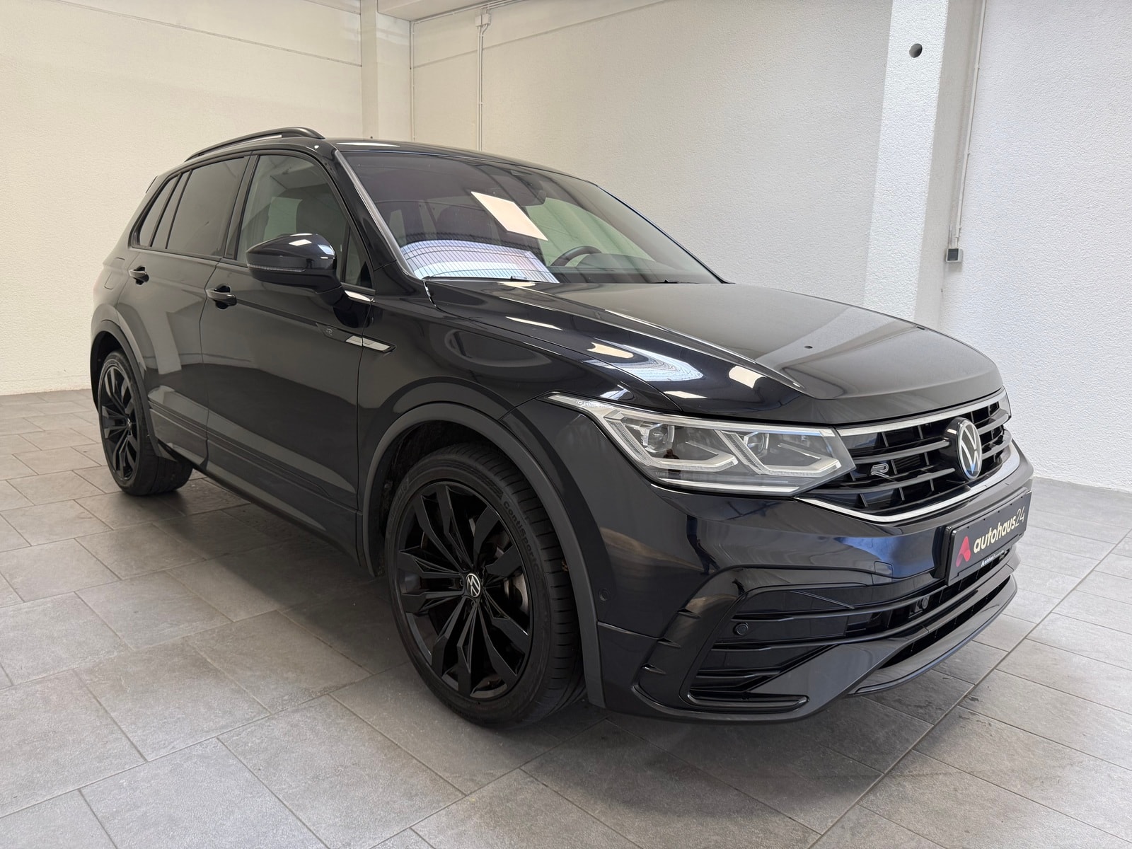 Volkswagen Tiguan SUV / Crossover / Geländewagen VOLKSWAGEN Tiguan 2.0 TSI OPF 140kW DSG 4MOTION R-Line Sports Utility Vehicle #1