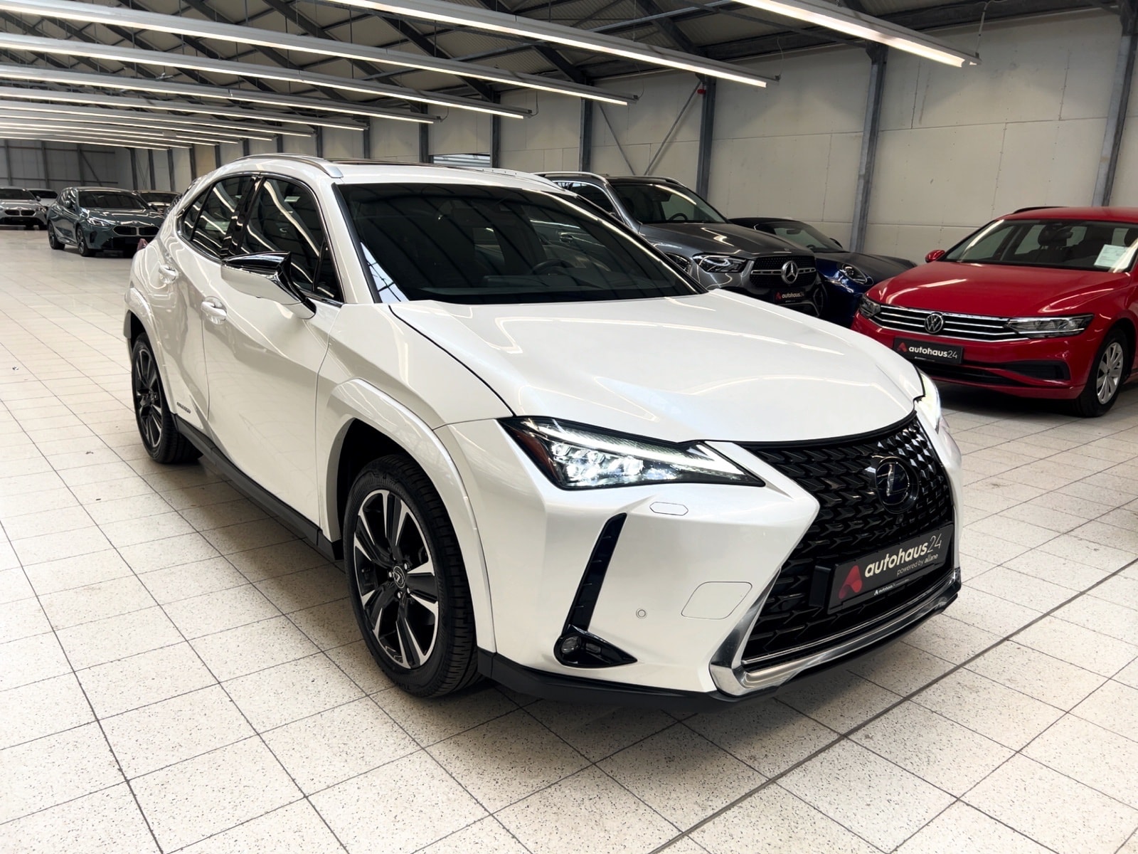 Lexus UX SUV / Crossover / Geländewagen LEXUS UX 250h Luxury Line Sports Utility Vehicle #1