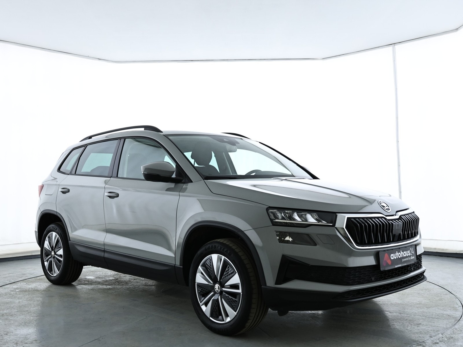 ŠKODA Karoq SUV / Crossover / Geländewagen SKODA Karoq 2.0l TDI 85kW DSG AMBITION Sports Utility Vehicle #1