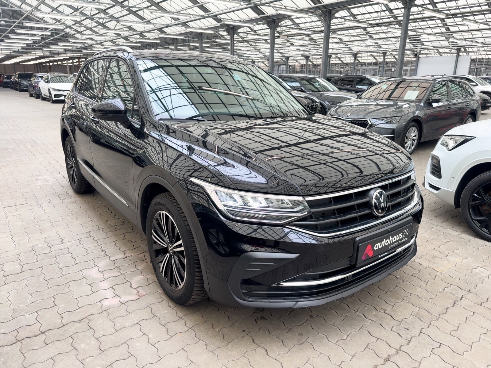 Volkswagen Tiguan SUV / Crossover / Geländewagen VOLKSWAGEN Tiguan 1.5 TSI OPF ACTIVE Sports Utility Vehicle #1