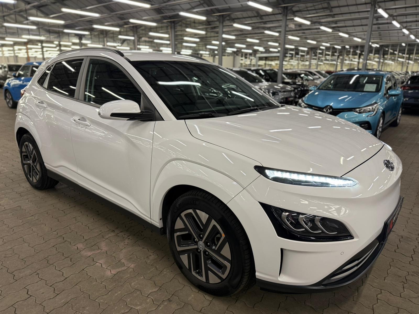Hyundai Kona SUV / Crossover / Geländewagen HYUNDAI Kona ELEKTRO 150kW Select-Paket Sports Utility Vehicle #1