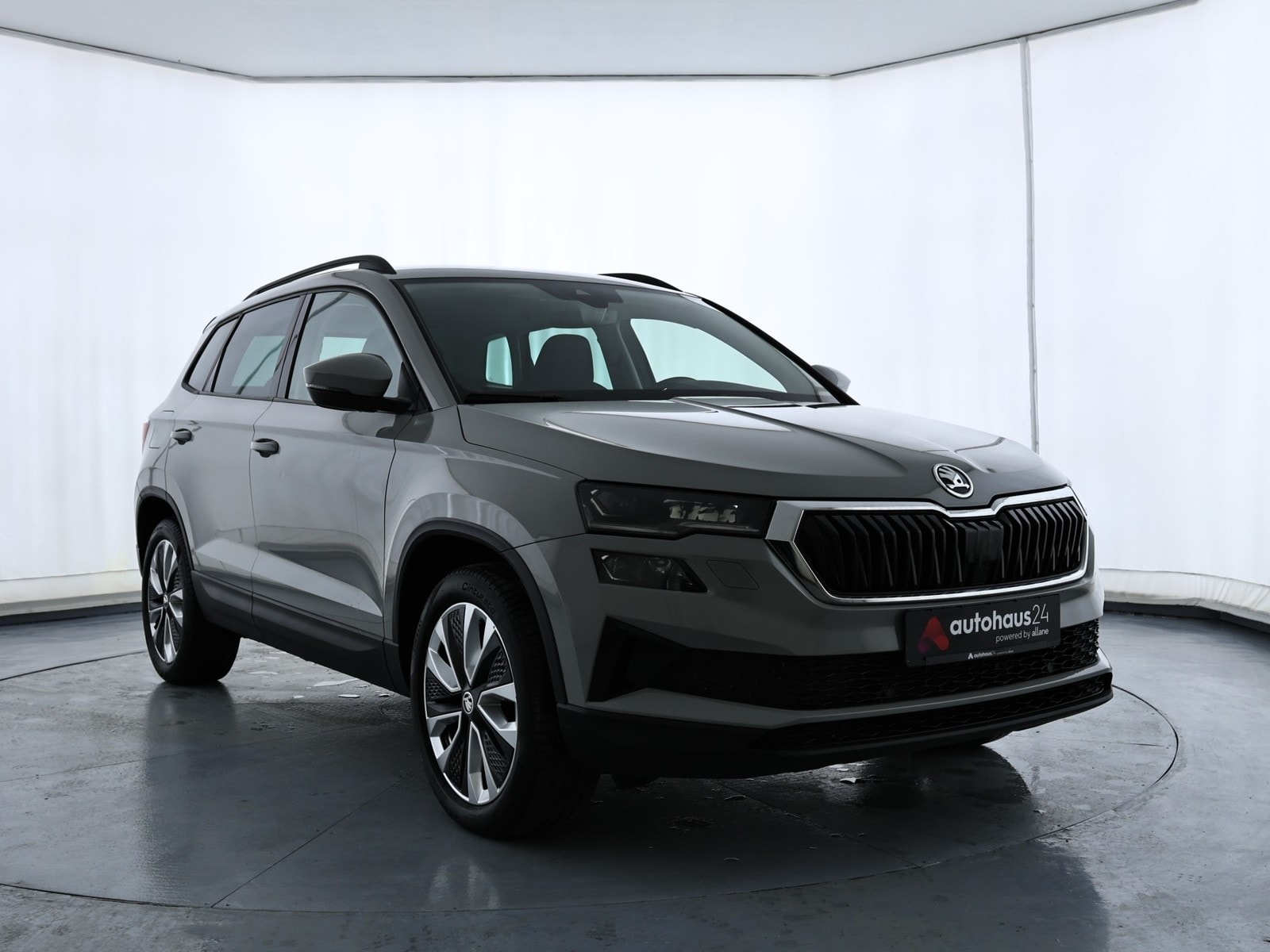 ŠKODA Karoq SUV / Crossover / Geländewagen SKODA Karoq 2.0l TDI DSG 4x4 STYLE Sports Utility Vehicle #1