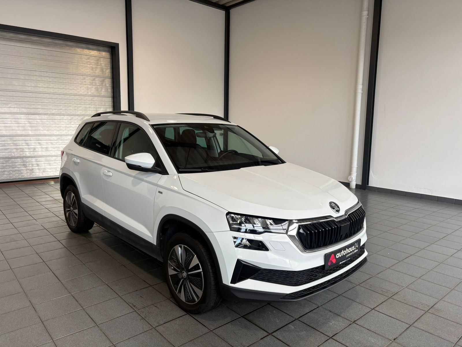 ŠKODA Karoq SUV / Crossover / Geländewagen SKODA Karoq 2.0l TDI TOUR Sports Utility Vehicle #1