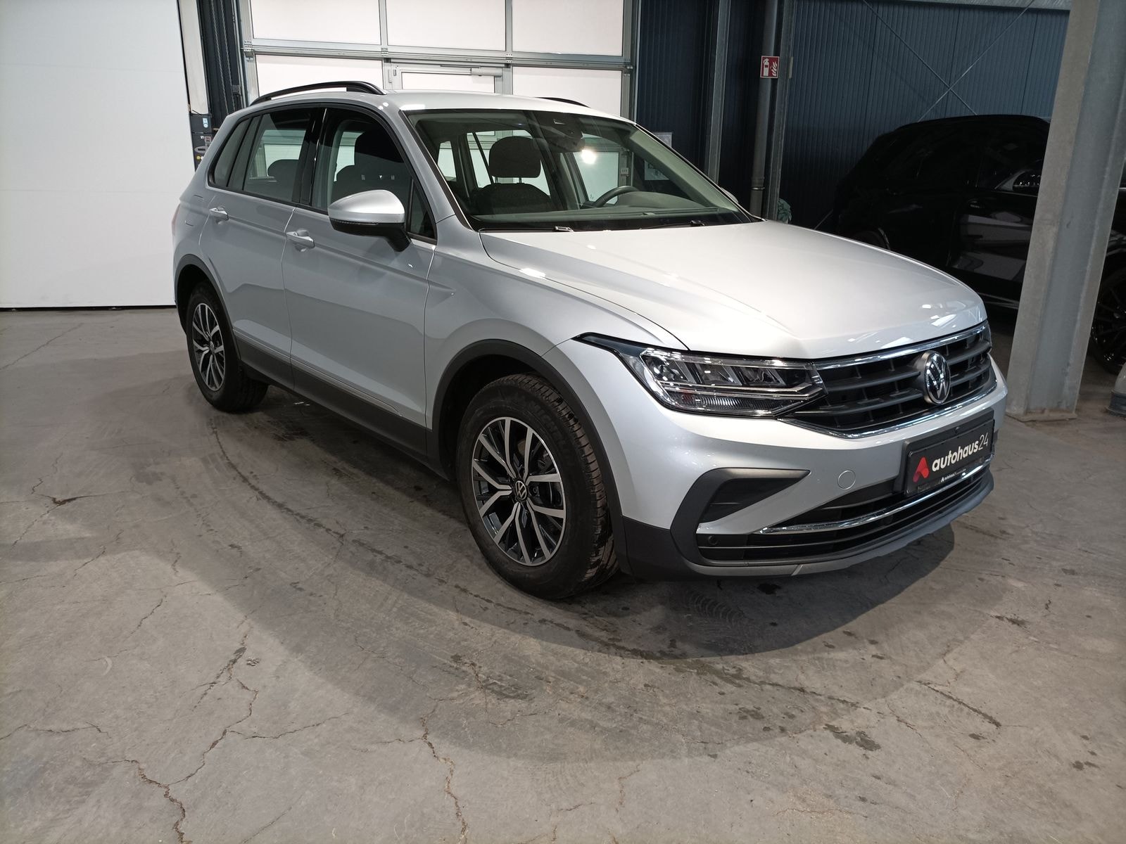 Volkswagen Tiguan SUV / Crossover / Geländewagen VOLKSWAGEN Tiguan 2.0 TDI SCR DSG Life Sports Utility Vehicle #1