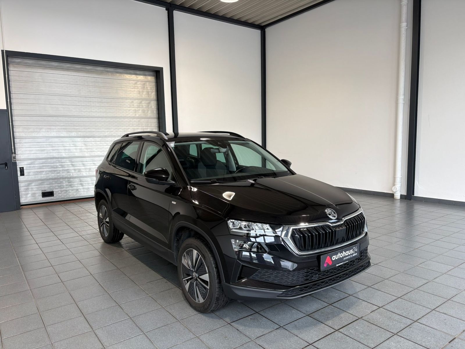 ŠKODA Karoq SUV / Crossover / Geländewagen SKODA Karoq 1.0l TSI TOUR Sports Utility Vehicle #1