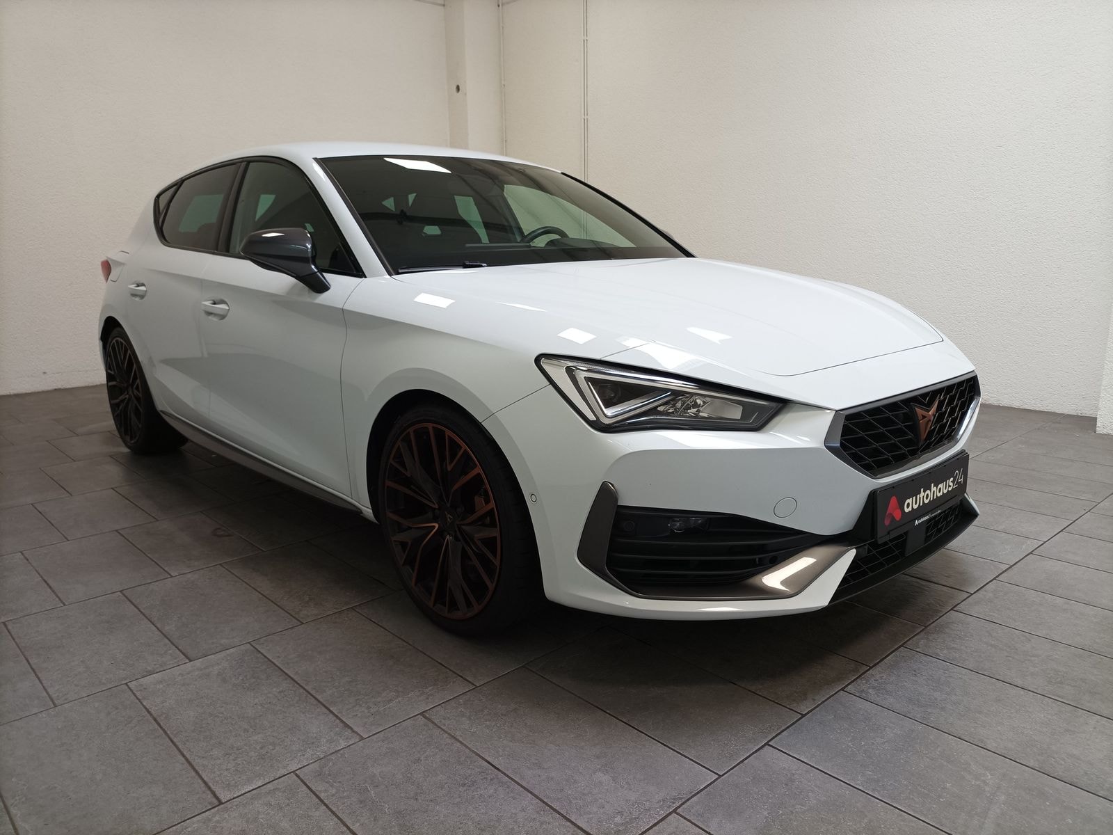 CUPRA Leon Limousine CUPRA Leon 2.0 TSI 221kW VZ DSG Schräghecklimousine #1