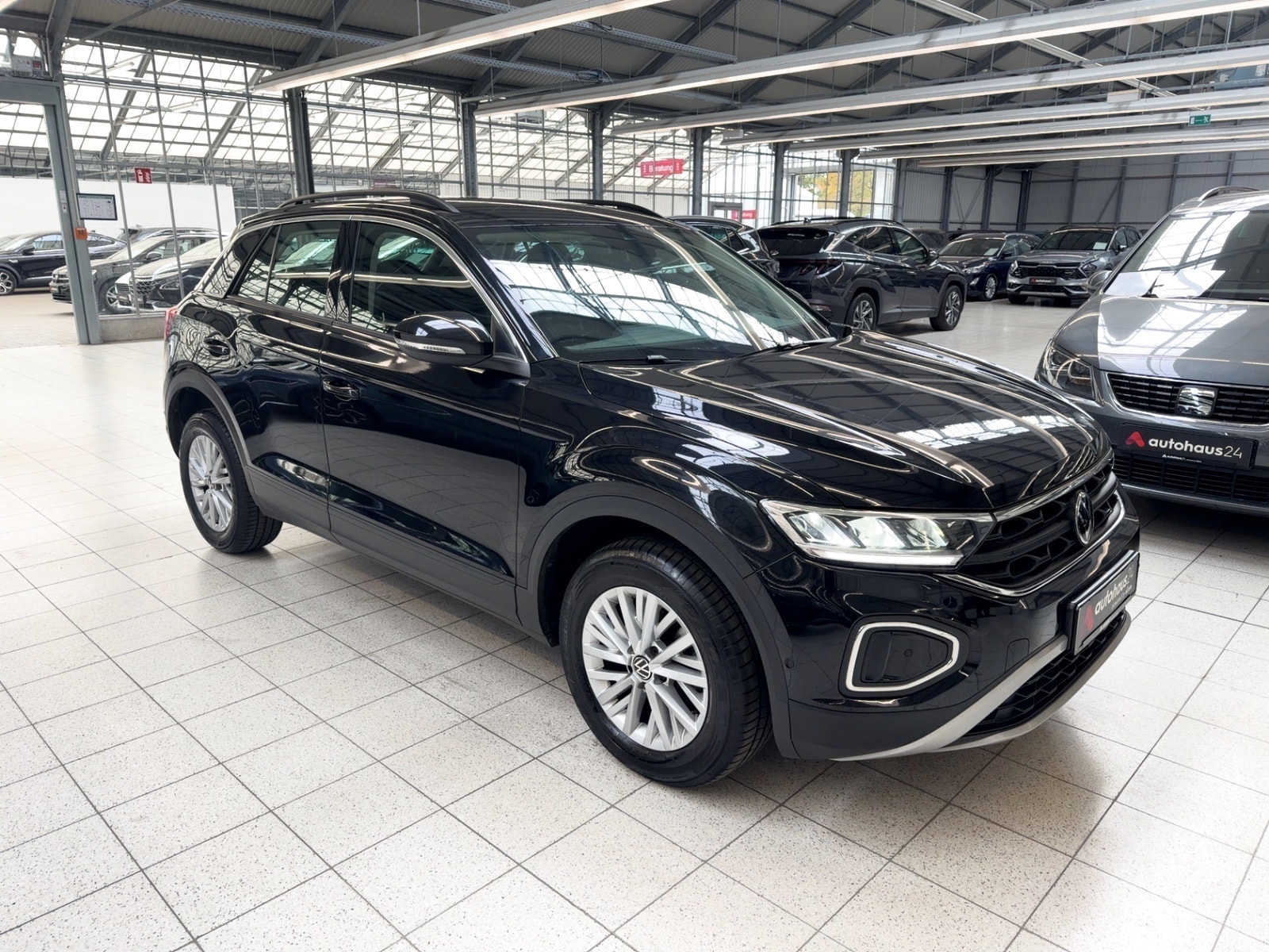 Volkswagen T-Roc SUV / Crossover / Geländewagen VOLKSWAGEN T-Roc 1.0 TSI OPF Life Sports Utility Vehicle #1