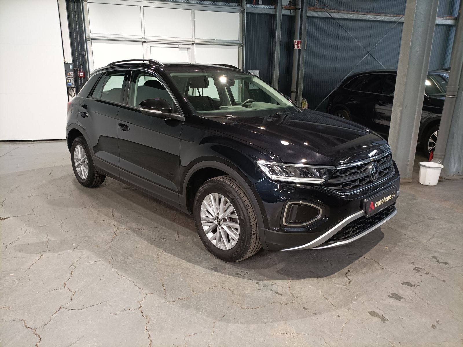 Volkswagen T-Roc SUV / Crossover / Geländewagen VOLKSWAGEN T-Roc 1.5 TSI OPF DSG Life Sports Utility Vehicle #1