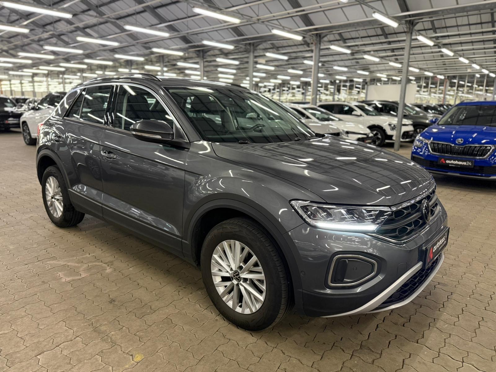 Volkswagen T-Roc SUV / Crossover / Geländewagen VOLKSWAGEN T-Roc 1.5 TSI OPF DSG Life Sports Utility Vehicle #1