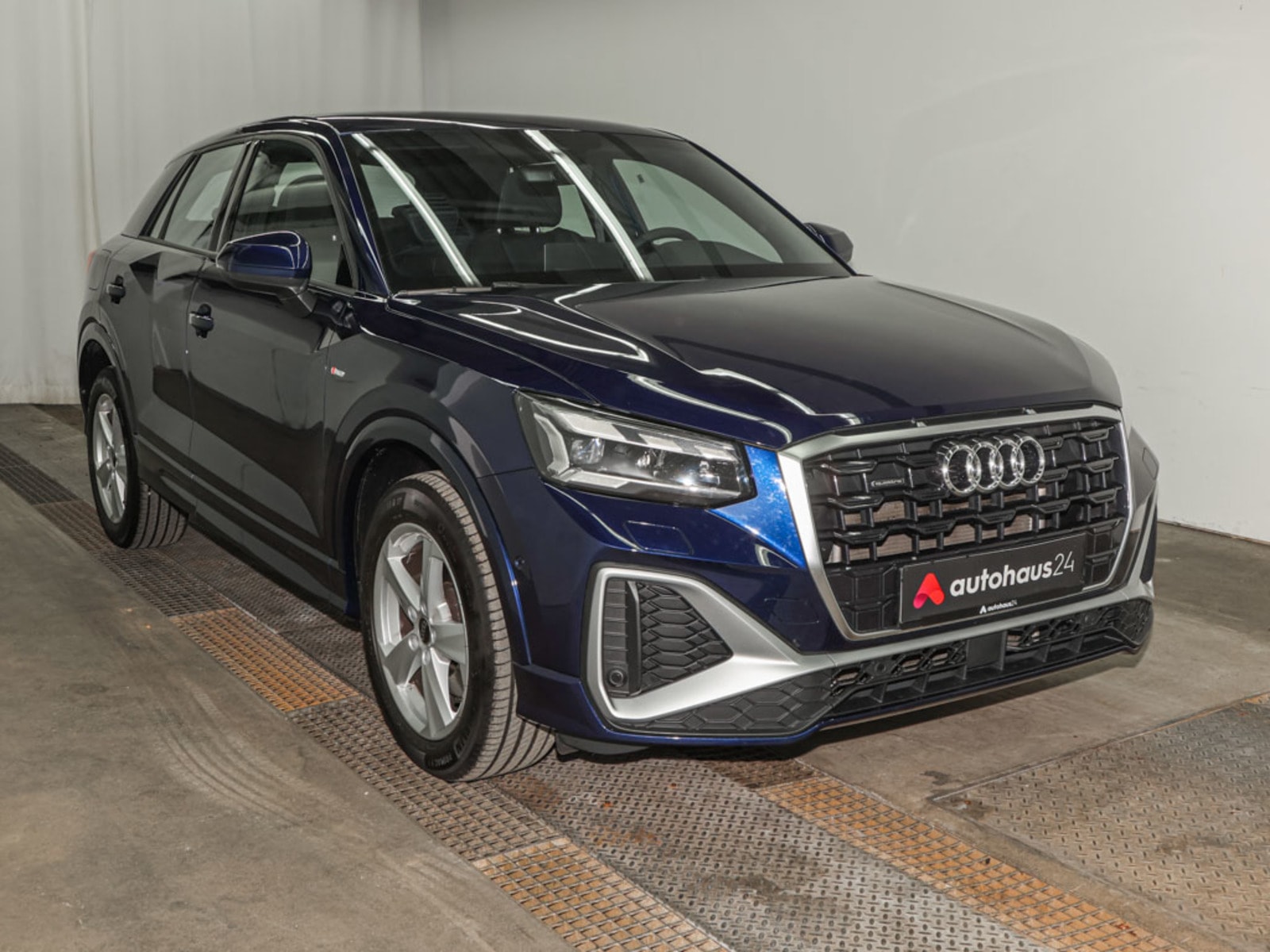Audi Q2 SUV / Crossover / Geländewagen AUDI Q2 35 TDI S tronic S line quatrro Sports Utility Vehicle #1