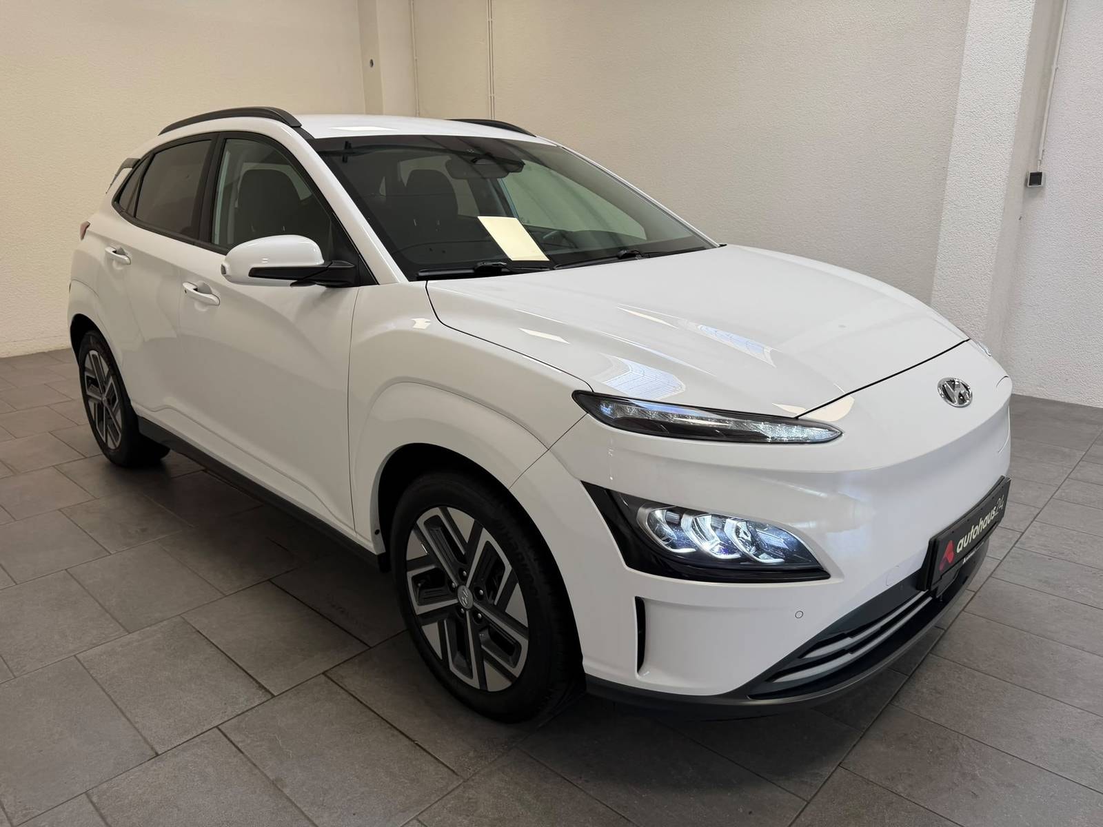 Hyundai Kona SUV / Crossover / Geländewagen HYUNDAI Kona ELEKTRO 150kW Select-Paket Sports Utility Vehicle #1