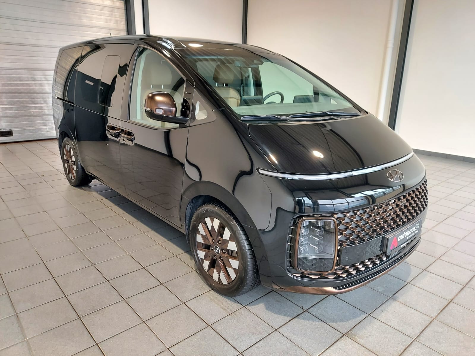 Hyundai Staria Sonstige HYUNDAI Staria 2.2 CRDi Signature Automatik 4WD Van #1