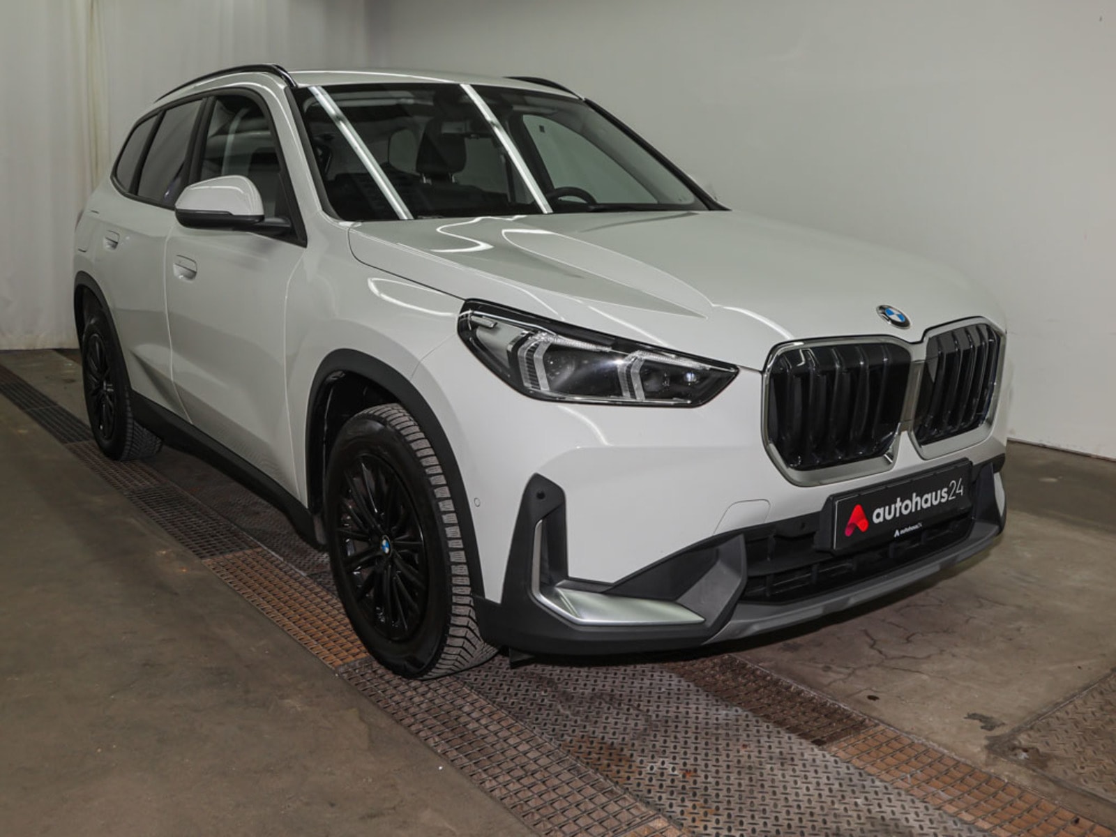 BMW X1 SUV / Crossover / Geländewagen BMW X1 sDrive18d Steptronic Sports Utility Vehicle #1
