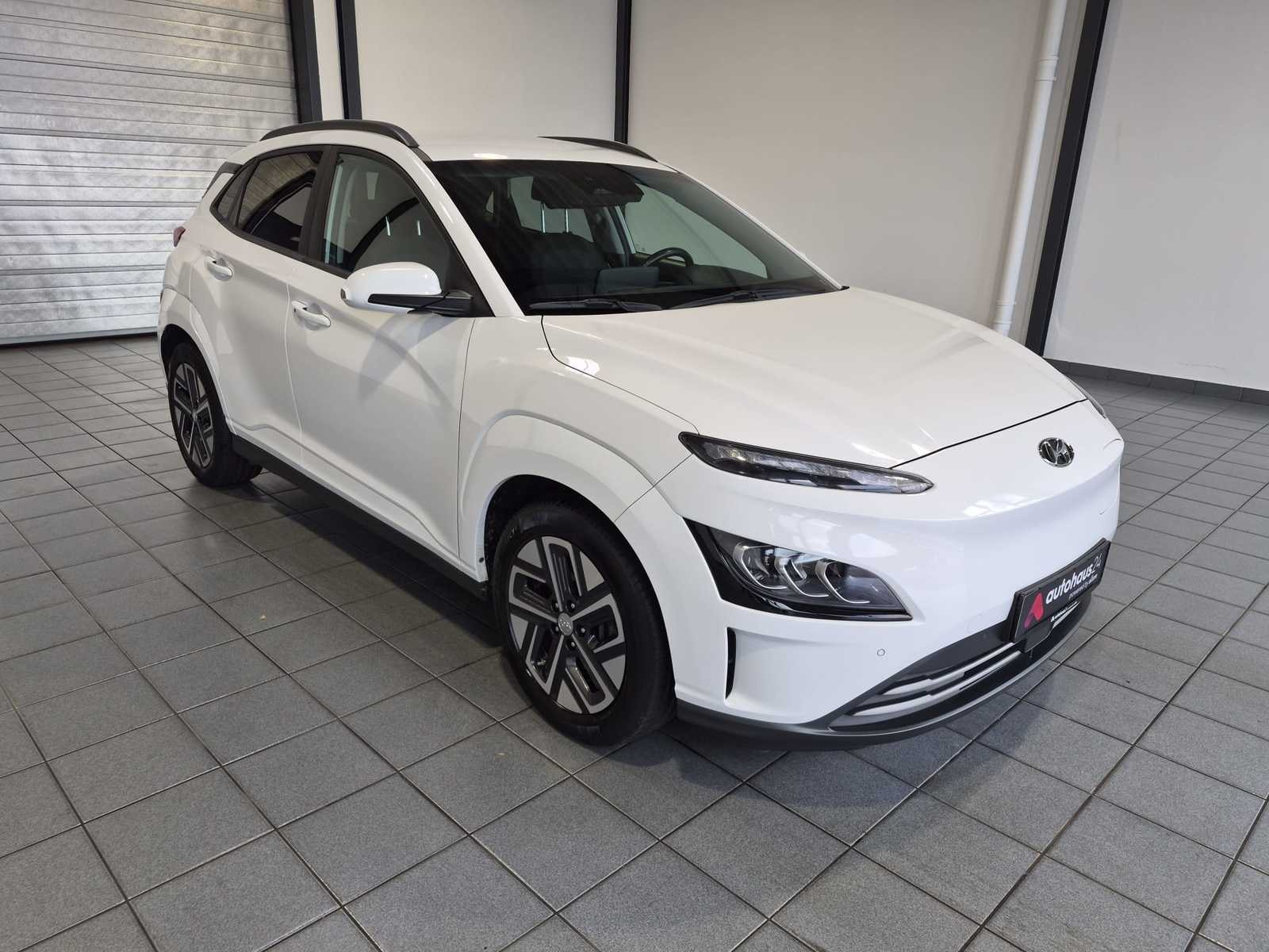 Hyundai Kona SUV / Crossover / Geländewagen HYUNDAI Kona ELEKTRO 150kW Select-Paket Sports Utility Vehicle #1