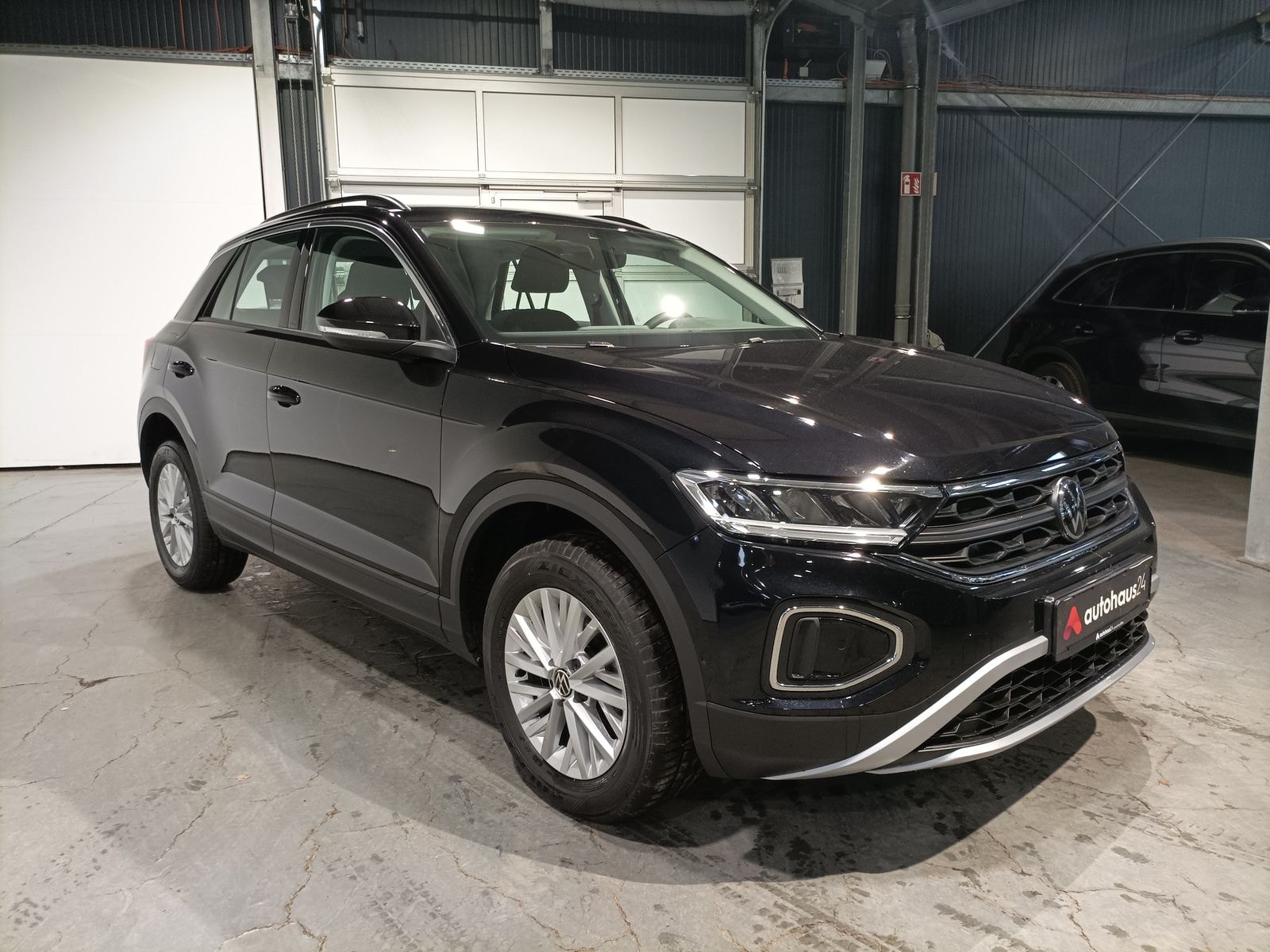 Volkswagen T-Roc SUV / Crossover / Geländewagen VOLKSWAGEN T-Roc 1.5 TSI OPF DSG Life Sports Utility Vehicle #1