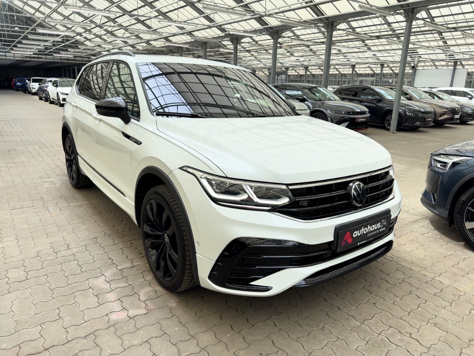 Volkswagen Tiguan SUV / Crossover / Geländewagen VOLKSWAGEN Tiguan Allspace 2.0 TSI OPF 180kW DSG 4MOTION R-Line Sports Utility V #1