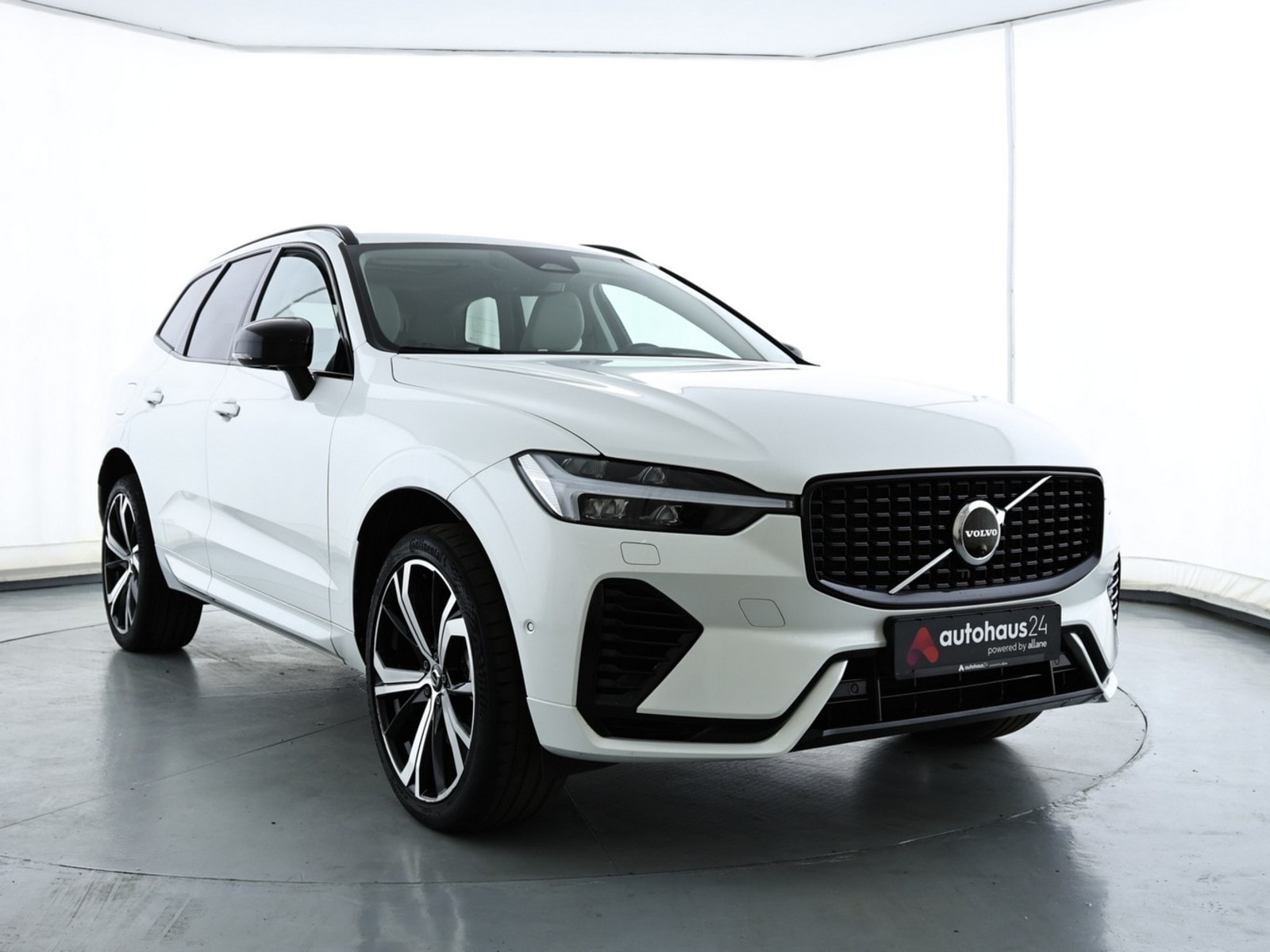 Volvo XC60 SUV / Crossover / Geländewagen VOLVO XC60 T8 AWD Recharge Ultimate Dark Auto Sports Utility Vehicle #1