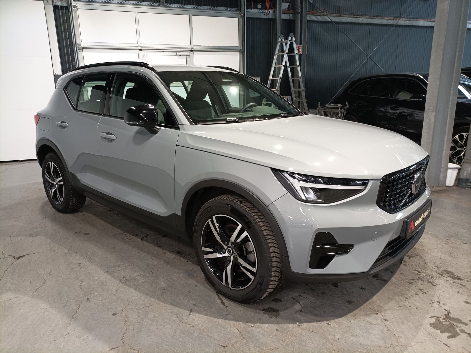 Volvo XC40 SUV / Crossover / Geländewagen VOLVO XC40 B3 Plus Dark DCT Sports Utility Vehicle #1
