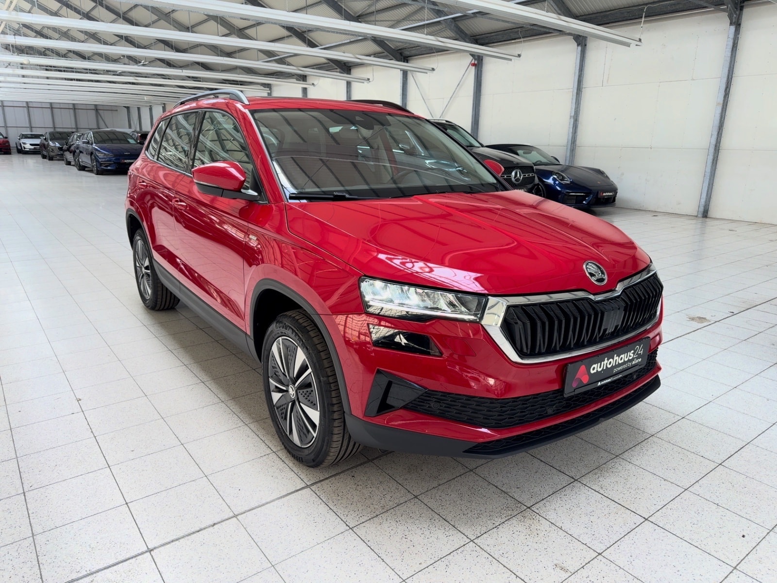 ŠKODA Karoq SUV / Crossover / Geländewagen SKODA Karoq 2.0l TDI 85kW TOUR Sports Utility Vehicle #1