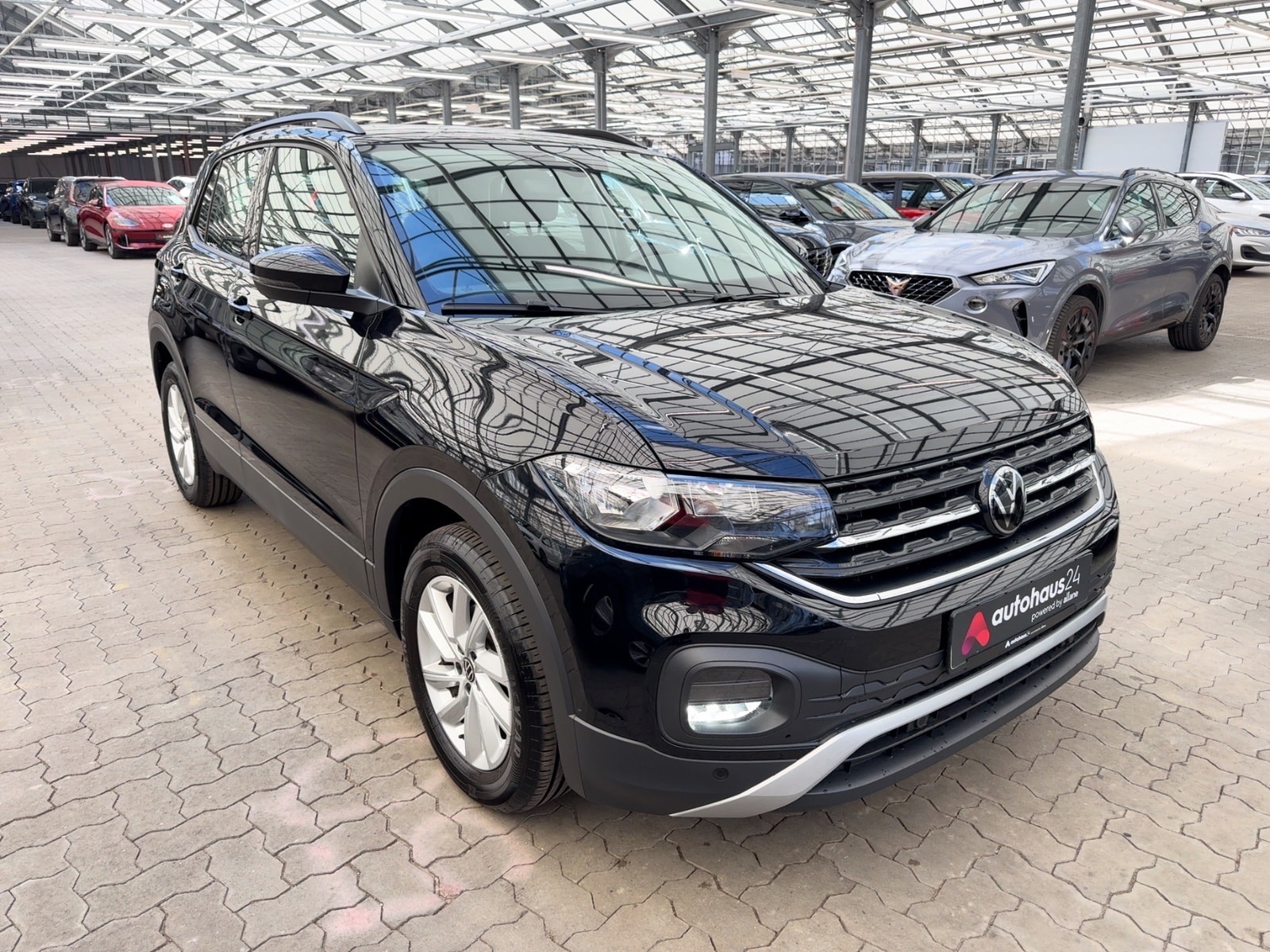 Volkswagen T-Cross SUV / Crossover / Geländewagen VOLKSWAGEN T-Cross 1.0 TSI OPF 81 kW DSG Life Sports Utility Vehicle #1