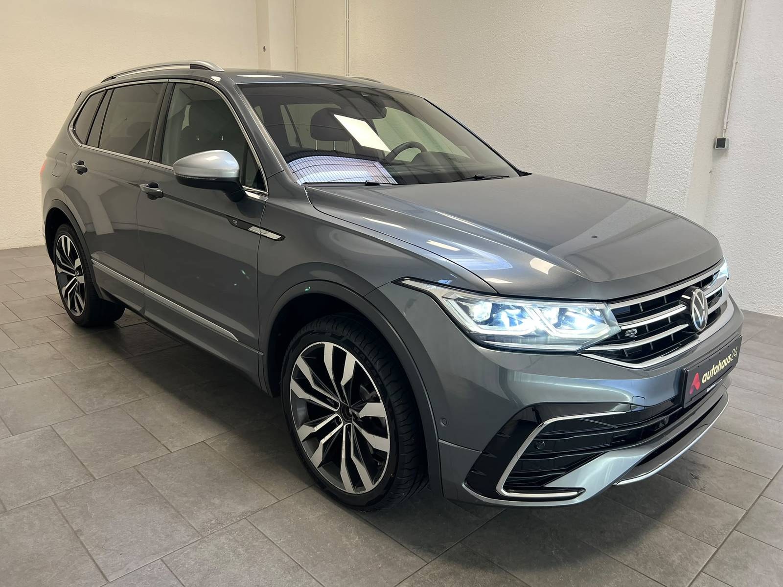 Volkswagen Tiguan SUV / Crossover / Geländewagen VOLKSWAGEN Tiguan Allspace 2.0 TSI OPF 180kW DSG 4MOTION R-Line Sports Utility V #1
