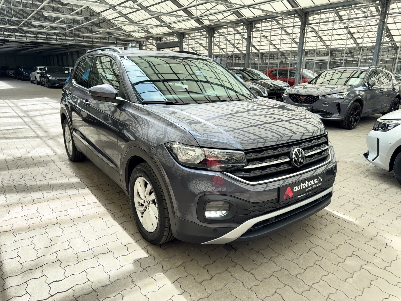 Volkswagen T-Cross SUV / Crossover / Geländewagen VOLKSWAGEN T-Cross 1.0 TSI OPF 81 kW Life Sports Utility Vehicle #1