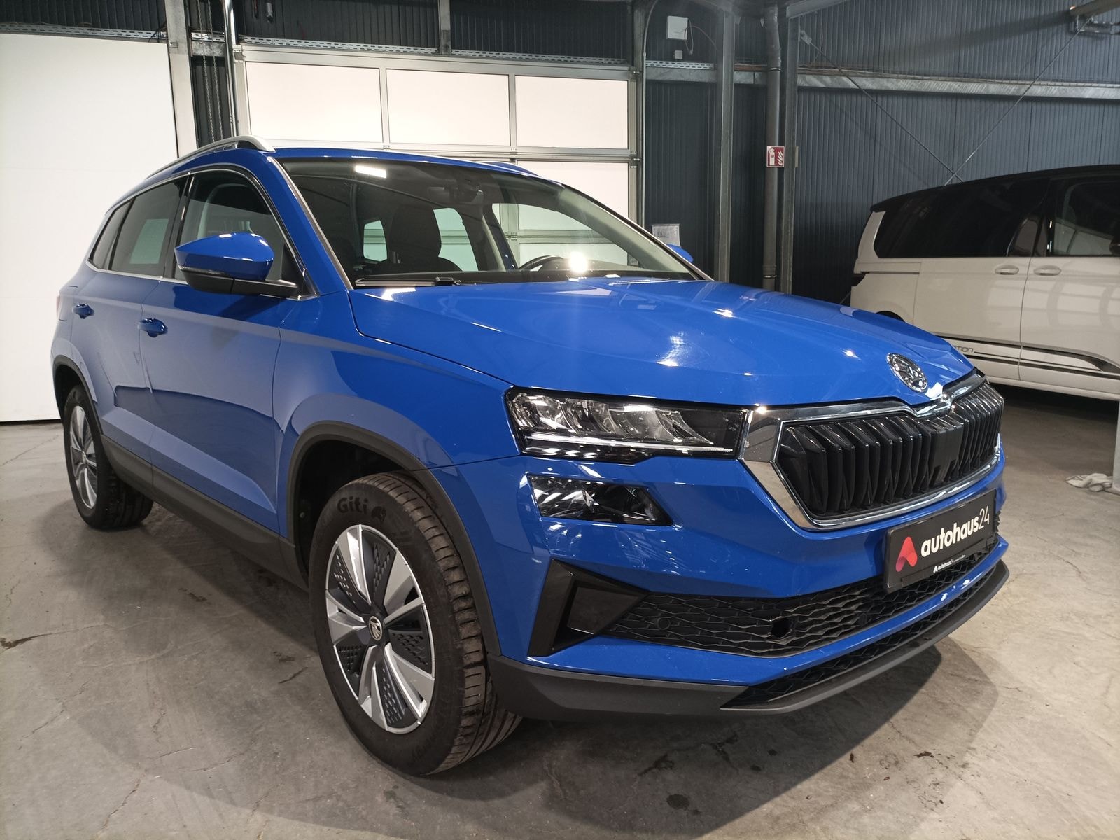 ŠKODA Karoq SUV / Crossover / Geländewagen SKODA Karoq 2.0l TDI DSG 4x4 AMBITION Sports Utility Vehicle #1