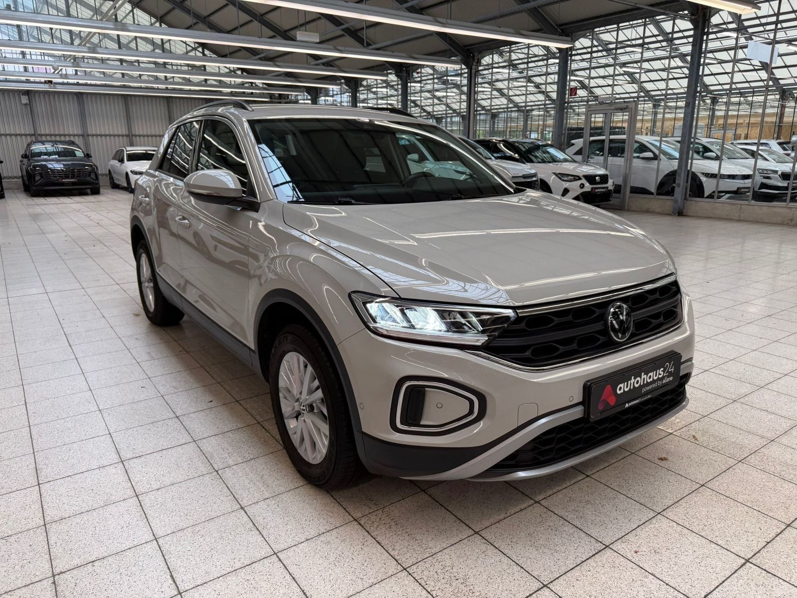 Volkswagen T-Roc SUV / Crossover / Geländewagen VOLKSWAGEN T-Roc 1.5 TSI OPF DSG Life Sports Utility Vehicle #1