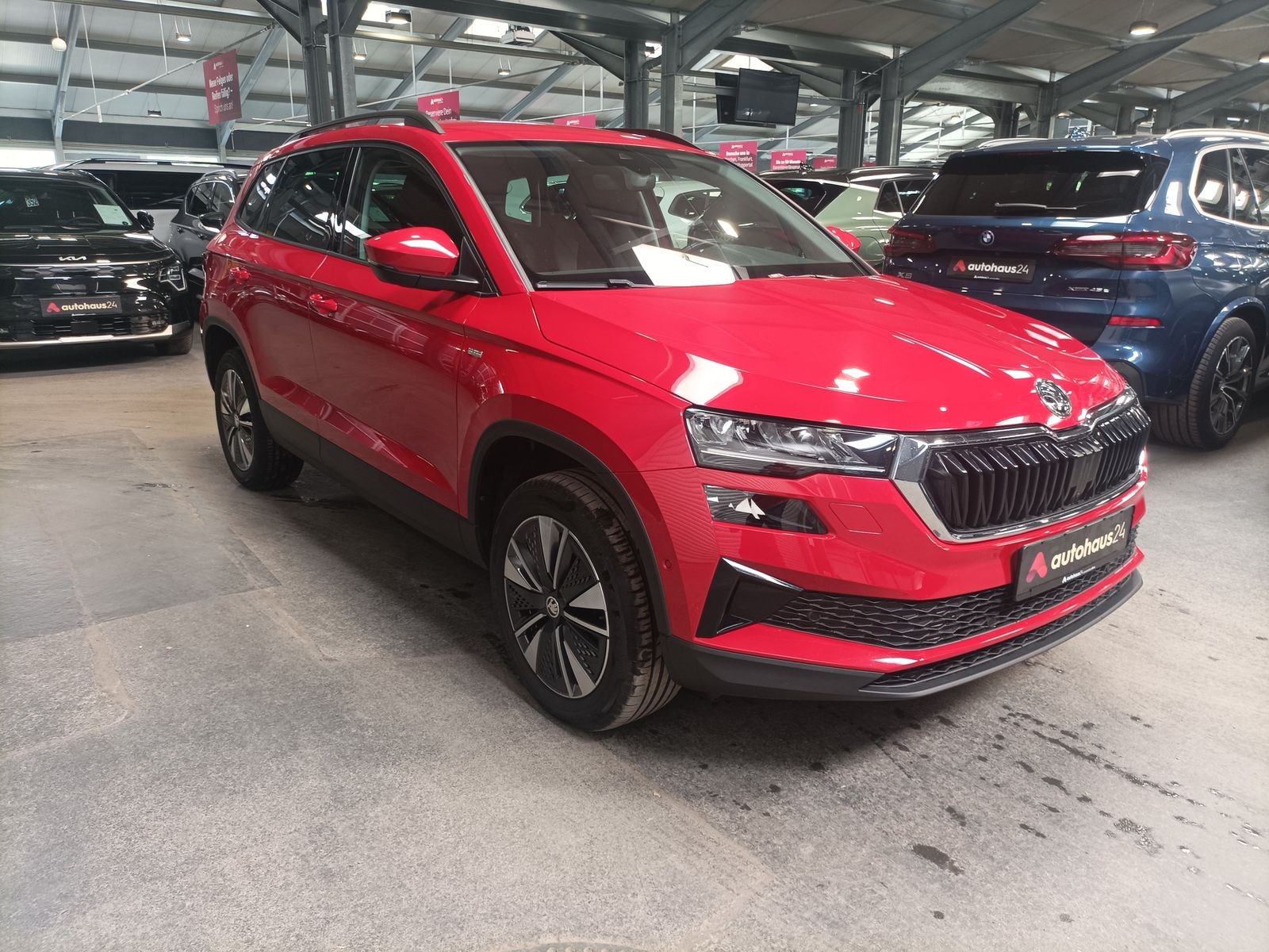 ŠKODA Karoq SUV / Crossover / Geländewagen SKODA Karoq 1.5l TSI ACT DSG TOUR Sports Utility Vehicle #1