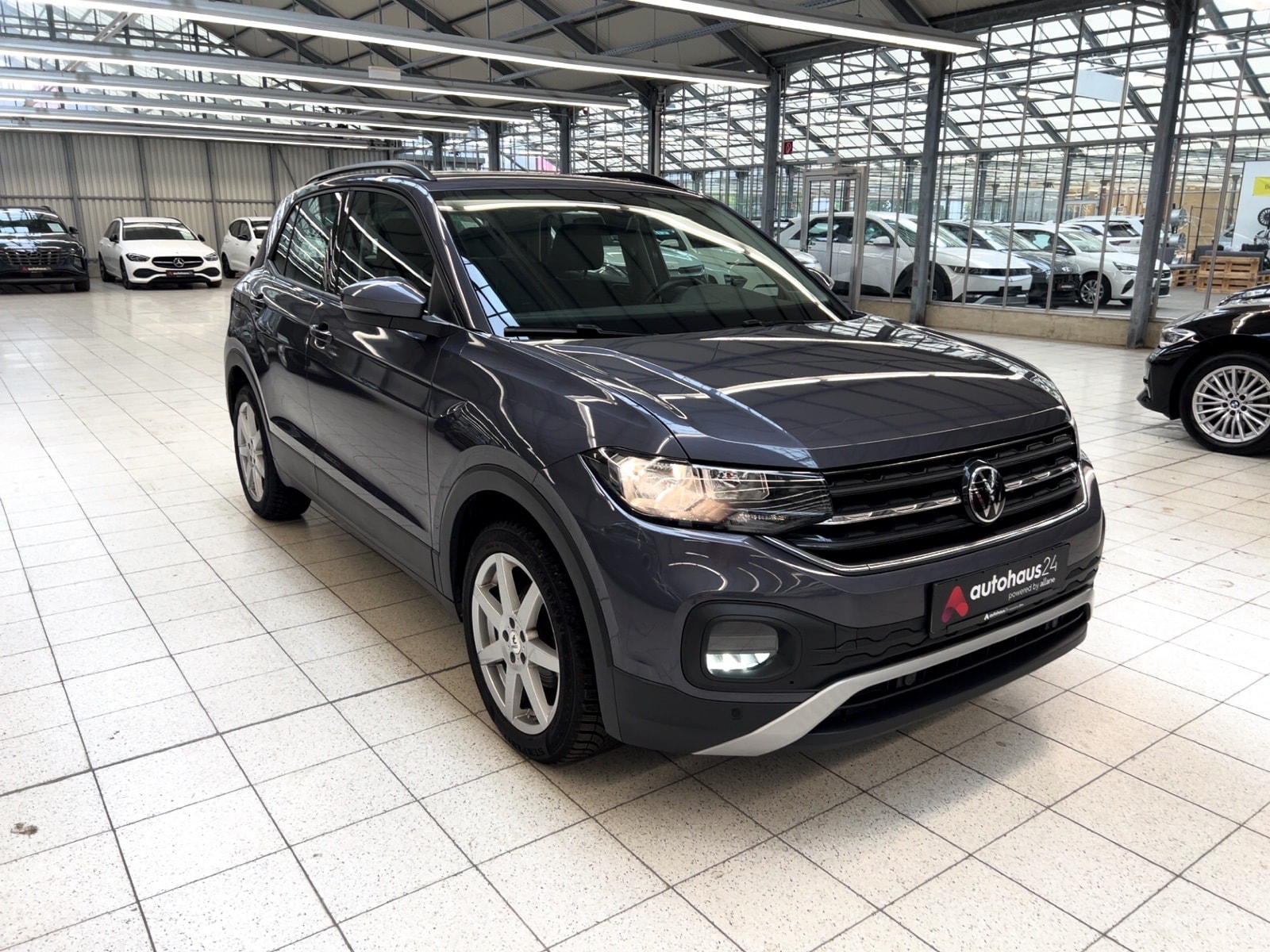Volkswagen T-Cross SUV / Crossover / Geländewagen VOLKSWAGEN T-Cross 1.0 TSI OPF 81 kW Life Sports Utility Vehicle #1