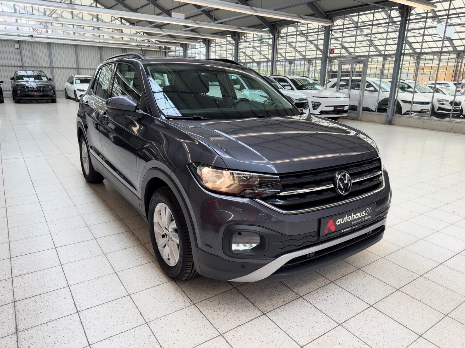 Volkswagen T-Cross SUV / Crossover / Geländewagen VOLKSWAGEN T-Cross 1.0 TSI OPF 81 kW DSG Life Sports Utility Vehicle #1