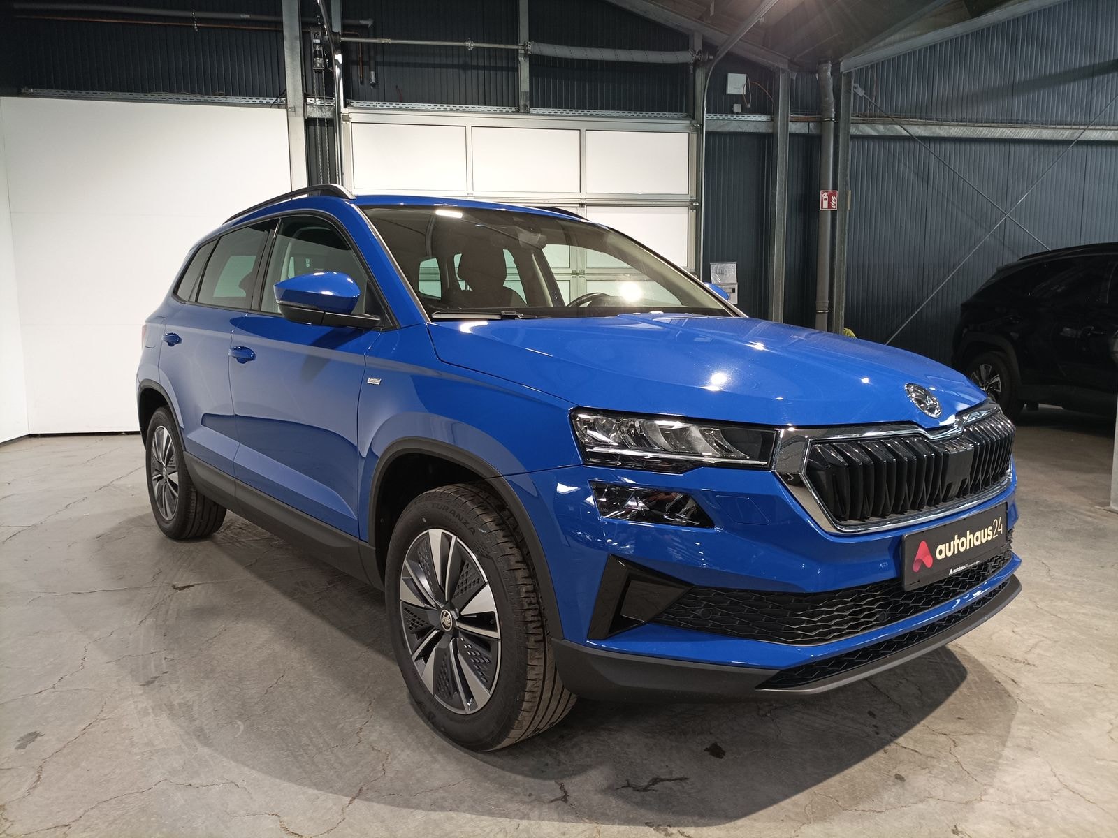 ŠKODA Karoq SUV / Crossover / Geländewagen SKODA Karoq 2.0l TDI DSG 4x4 TOUR Sports Utility Vehicle #1