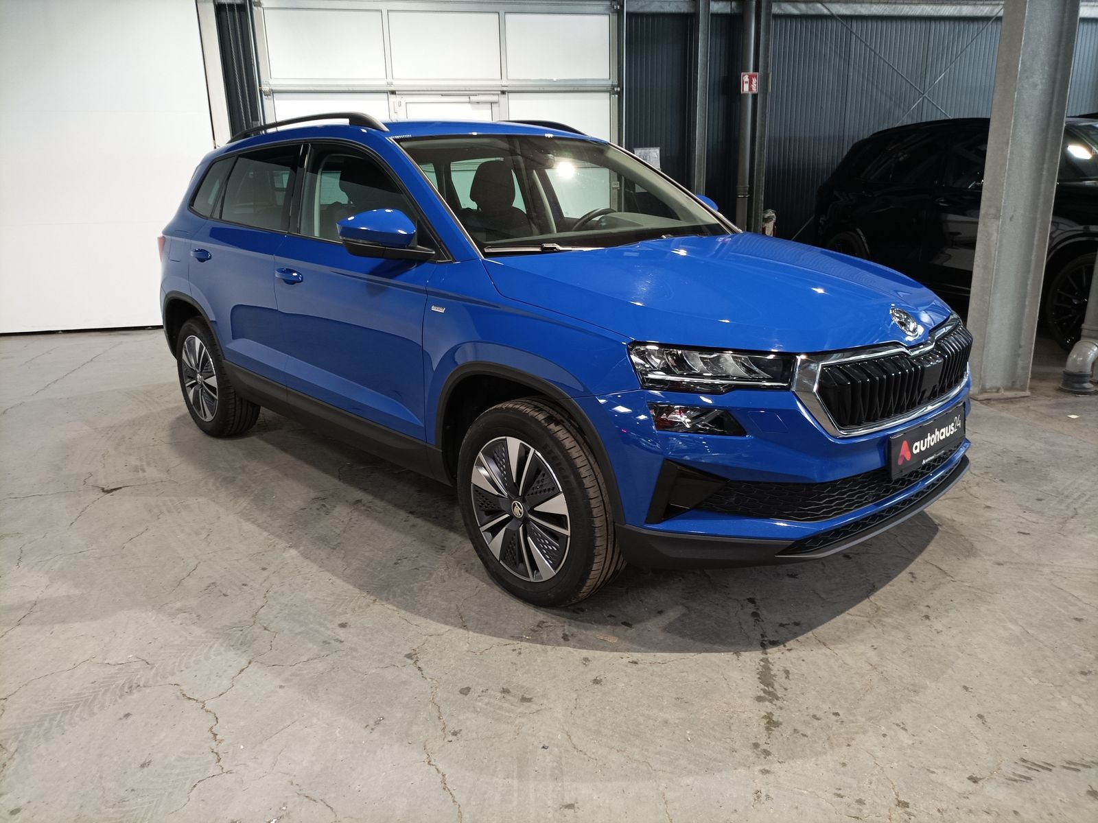 ŠKODA Karoq SUV / Crossover / Geländewagen SKODA Karoq 2.0l TDI 85kW TOUR Sports Utility Vehicle #1
