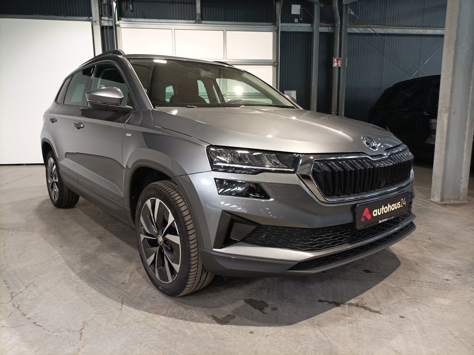 ŠKODA Karoq SUV / Crossover / Geländewagen SKODA Karoq 1.5l TSI ACT DSG TOUR Sports Utility Vehicle #1