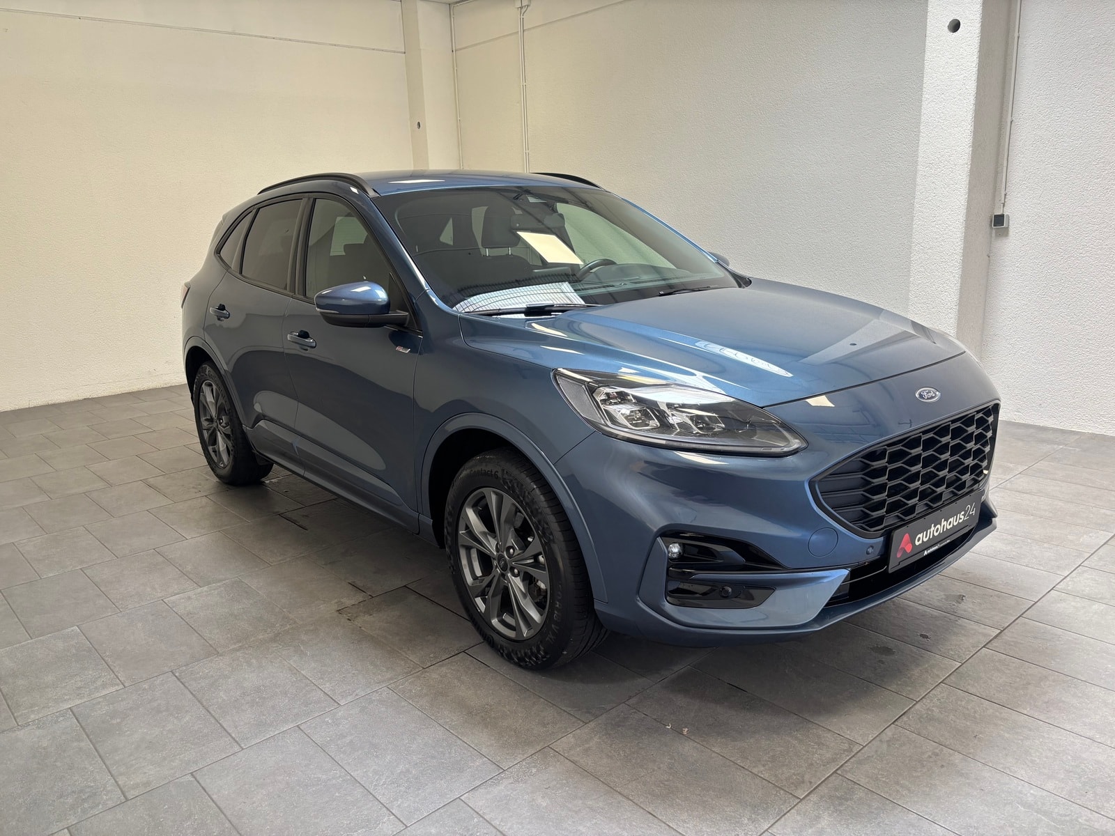 Ford Kuga SUV / Crossover / Geländewagen FORD Kuga 2.5 Duratec PHEV ST-Line X CVT Sports Utility Vehicle #1