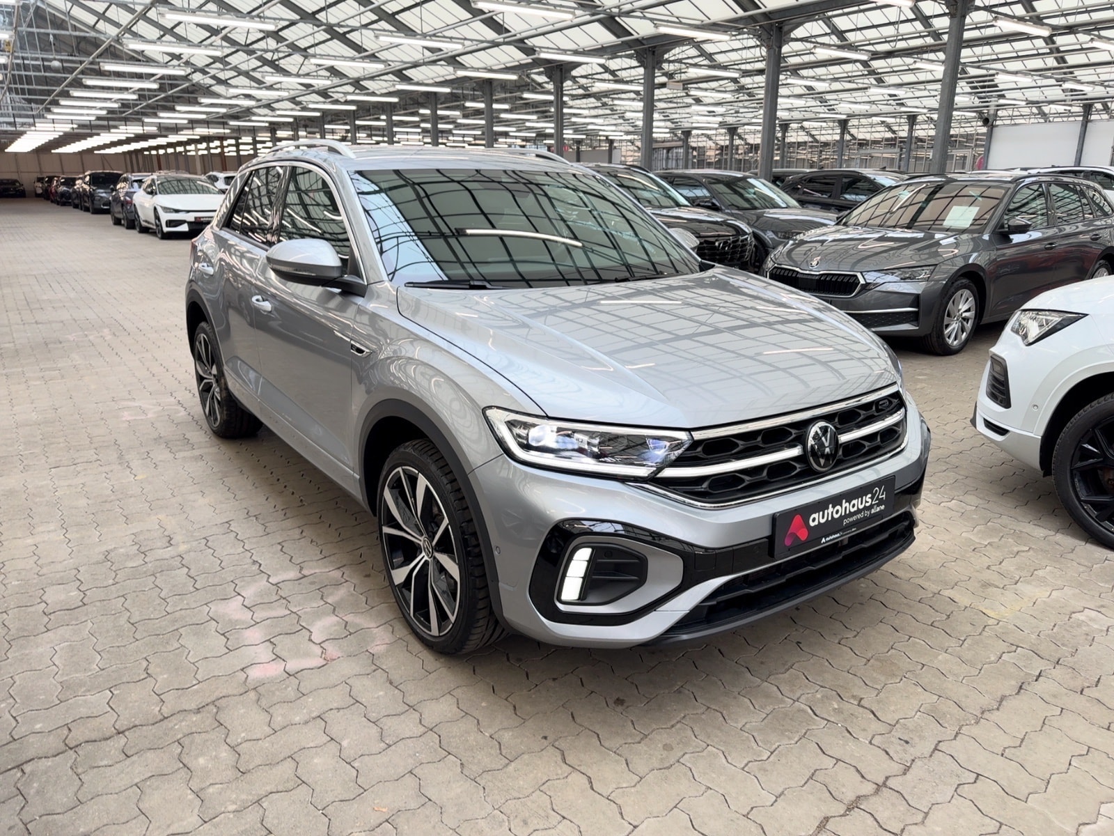 Volkswagen T-Roc SUV / Crossover / Geländewagen VOLKSWAGEN T-Roc 1.5 TSI OPF R-Line Sports Utility Vehicle #1