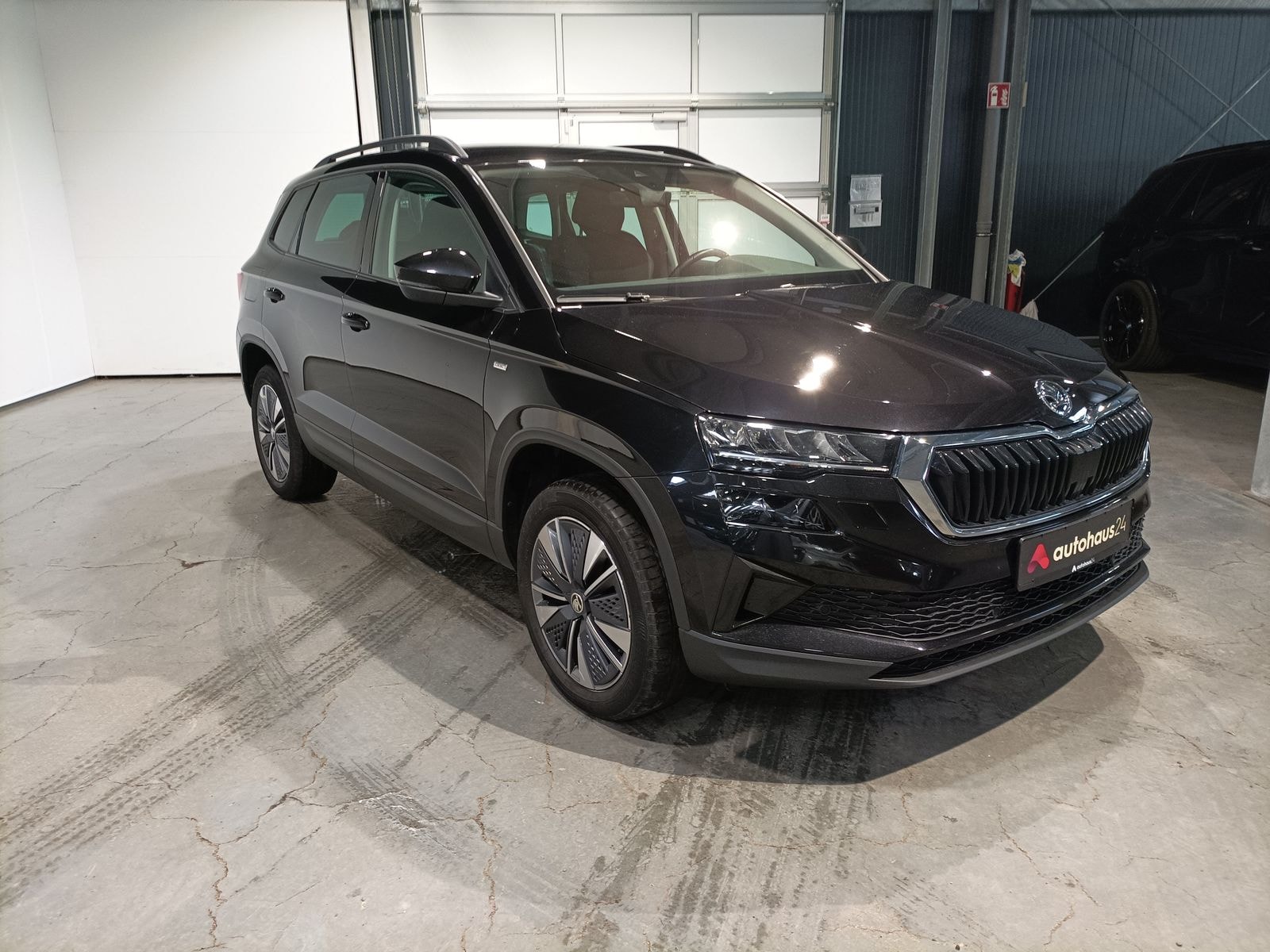 ŠKODA Karoq SUV / Crossover / Geländewagen SKODA Karoq 2.0l TDI 85kW DSG TOUR Sports Utility Vehicle #1