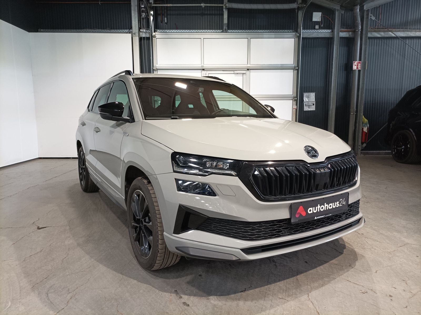 ŠKODA Karoq SUV / Crossover / Geländewagen SKODA Karoq 2.0l TDI DSG 4x4 SPORTLINE Sports Utility Vehicle #1