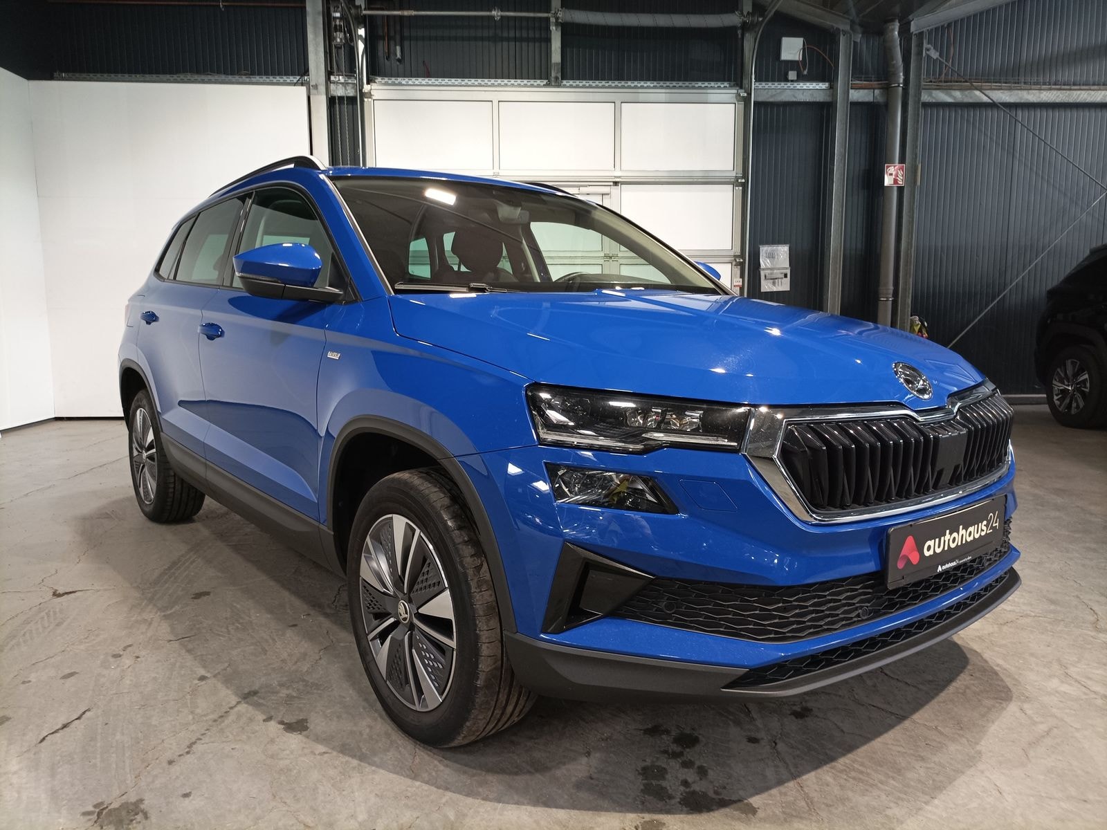 ŠKODA Karoq SUV / Crossover / Geländewagen SKODA Karoq 2.0l TDI 85kW DSG TOUR Sports Utility Vehicle #1
