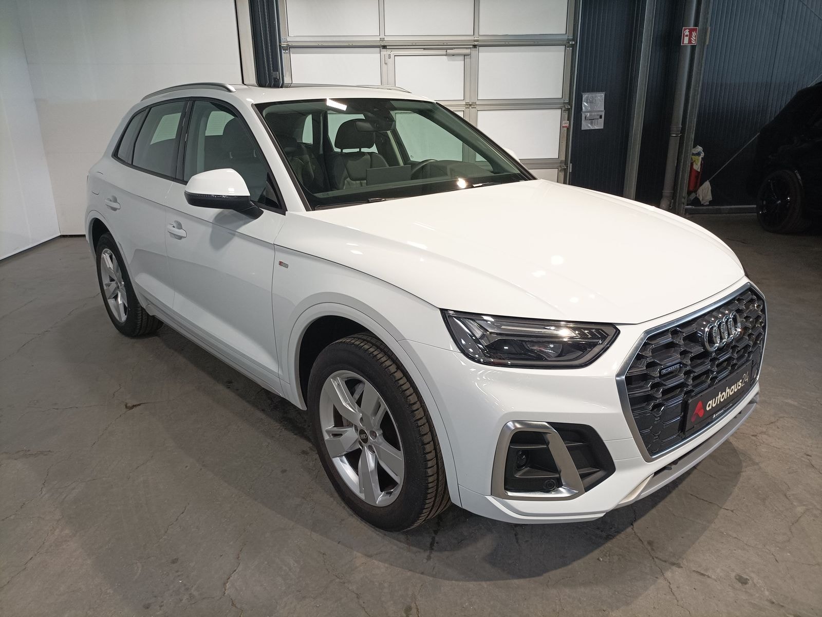 Audi Q5 SUV / Crossover / Geländewagen AUDI Q5 40 TDI S tronic quattro S line Sports Utility Vehicle #1