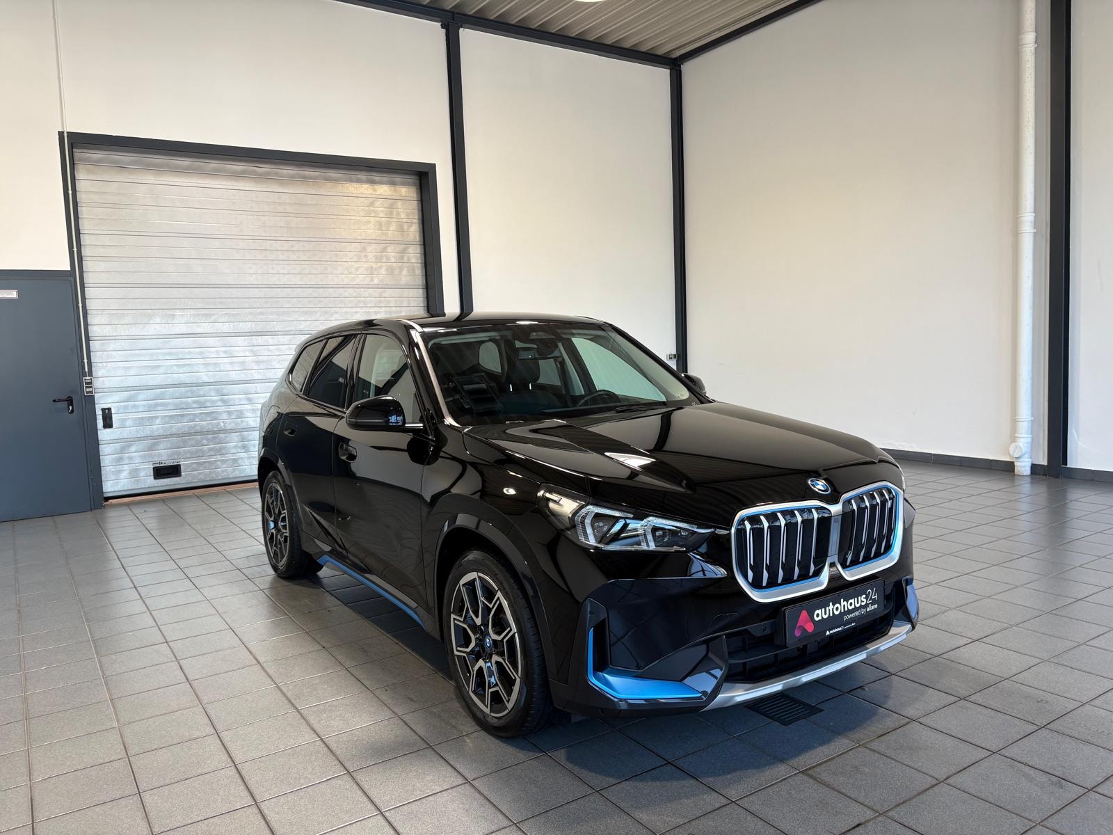 BMW iX1 SUV / Crossover / Geländewagen BMW iX1 xDrive30 Sports Utility Vehicle #1