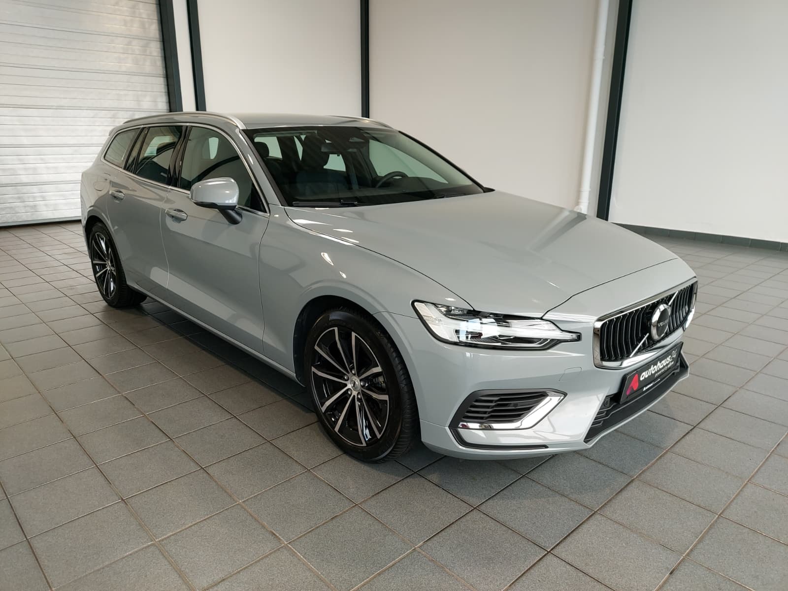 Volvo V60 Kombi VOLVO V60 T6 AWD Recharge Essential Auto Kombi #1