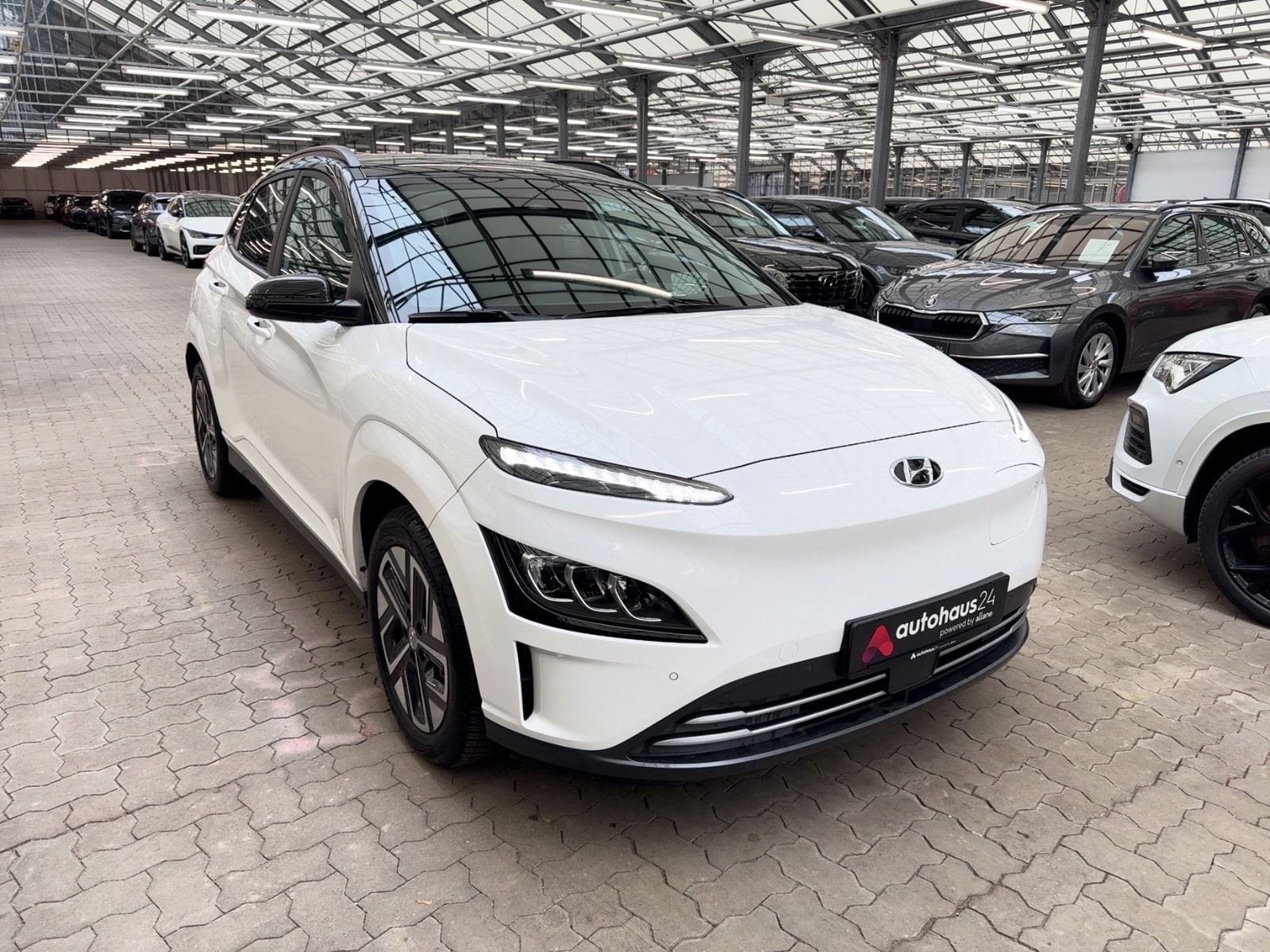 Hyundai Kona SUV / Crossover / Geländewagen HYUNDAI Kona ELEKTRO 100kW Sports Utility Vehicle #1
