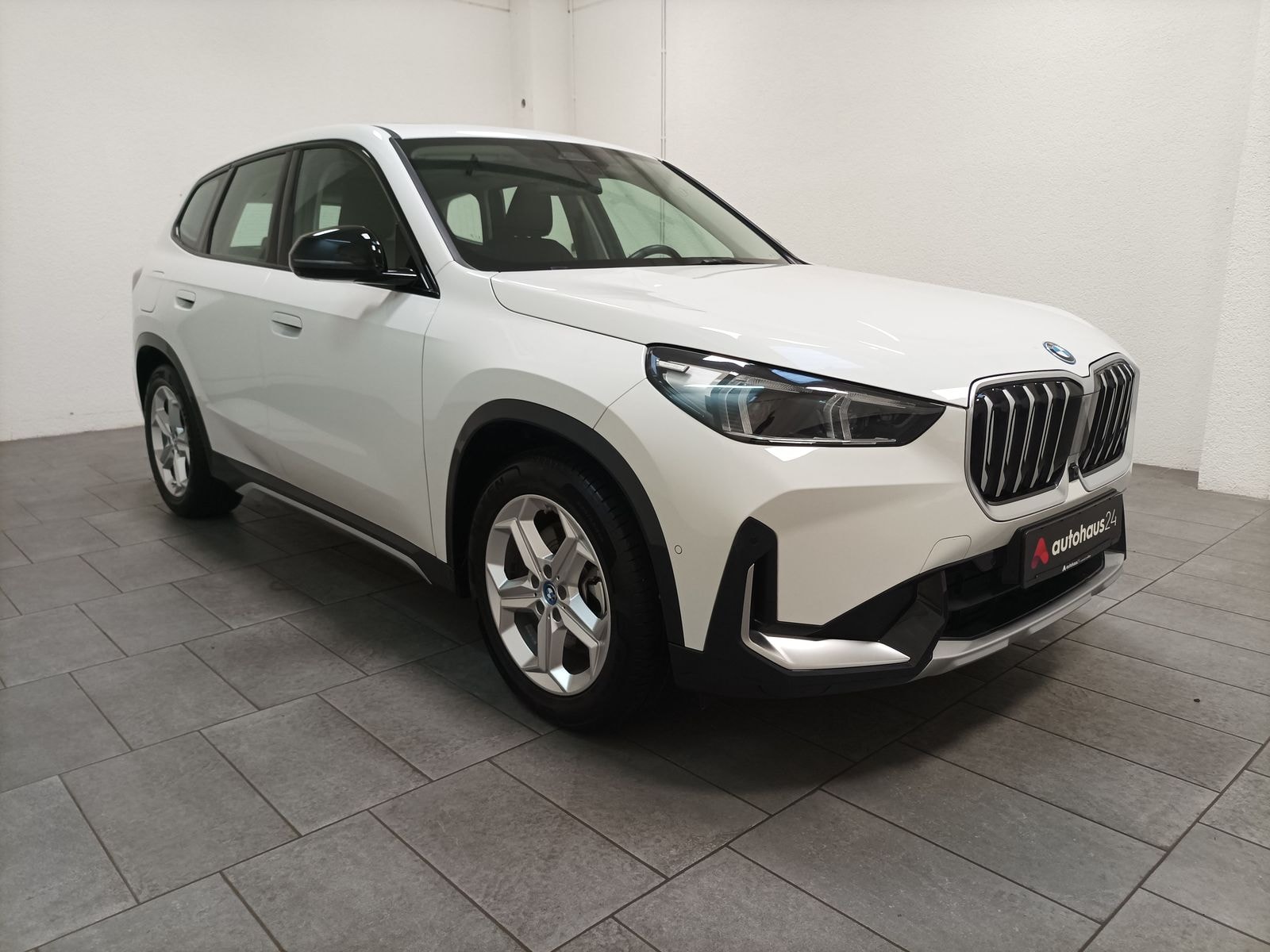 BMW iX1 SUV / Crossover / Geländewagen BMW iX1 xDrive30 Sports Utility Vehicle #1