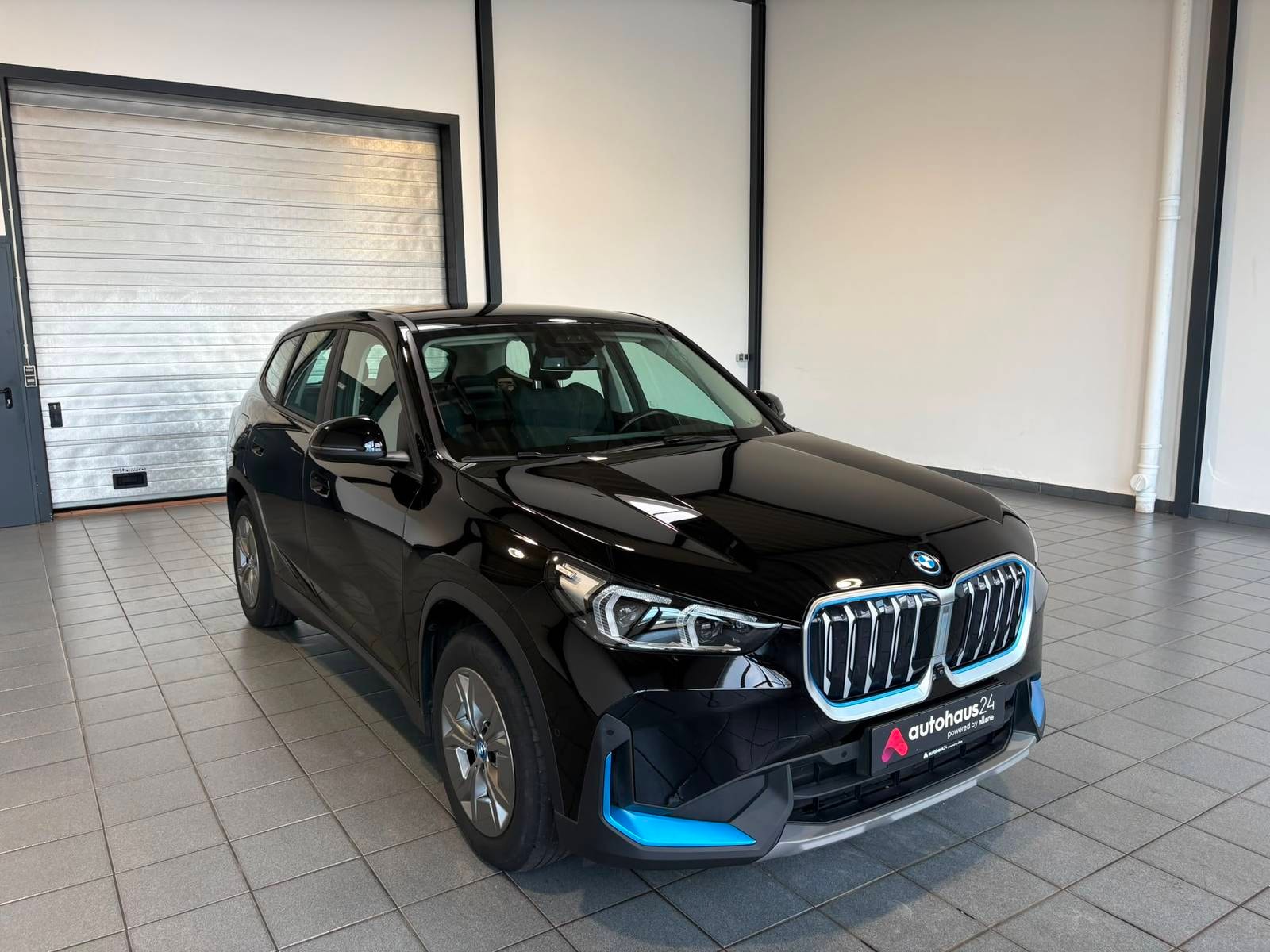 BMW iX1 SUV / Crossover / Geländewagen BMW iX1 xDrive30 Sports Utility Vehicle #1