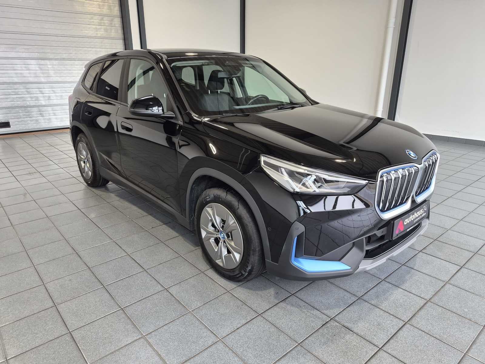 BMW iX1 SUV / Crossover / Geländewagen BMW iX1 xDrive30 Sports Utility Vehicle #1