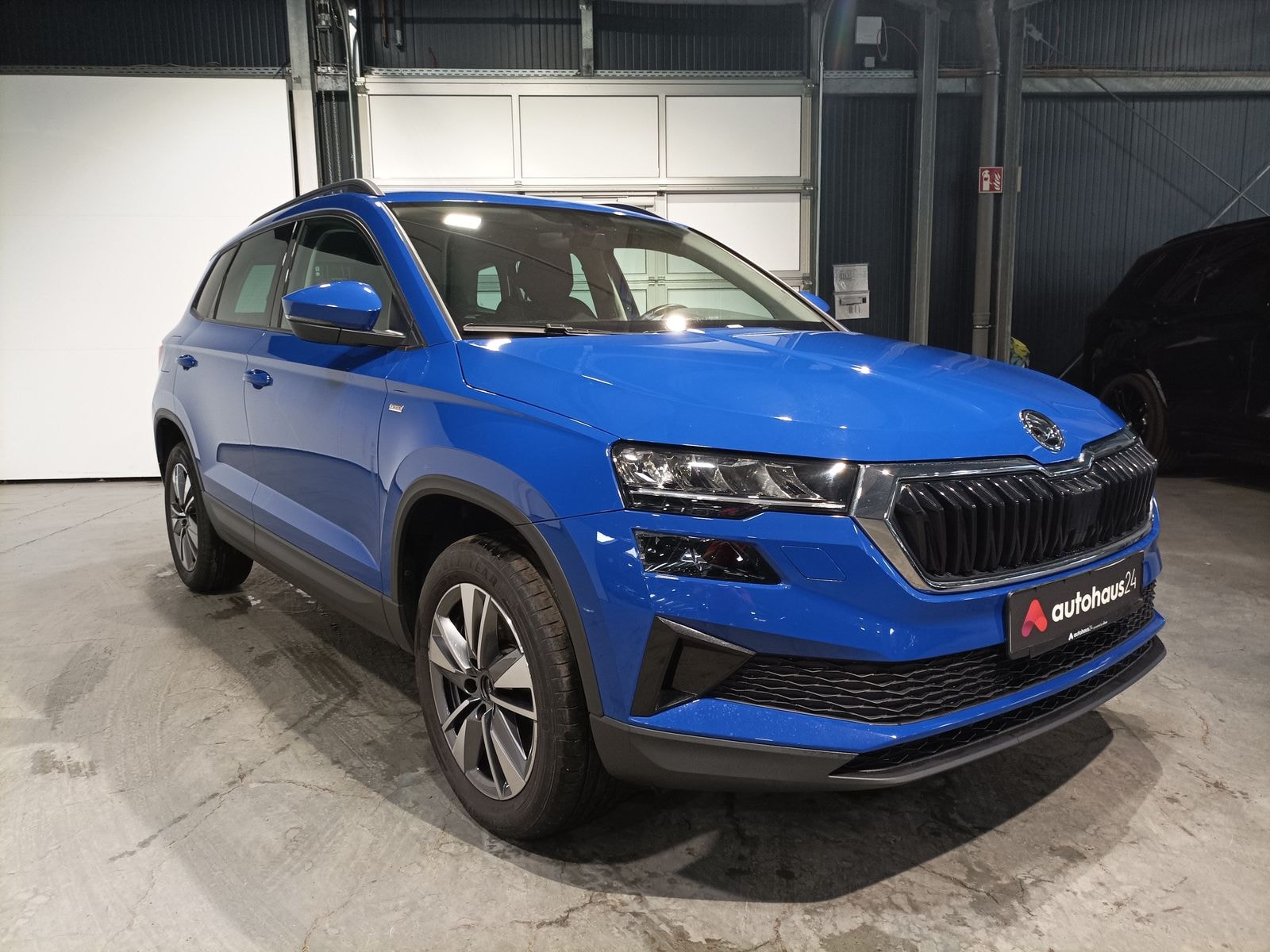 ŠKODA Karoq SUV / Crossover / Geländewagen SKODA Karoq 2.0l TDI 85kW TOUR Sports Utility Vehicle #1