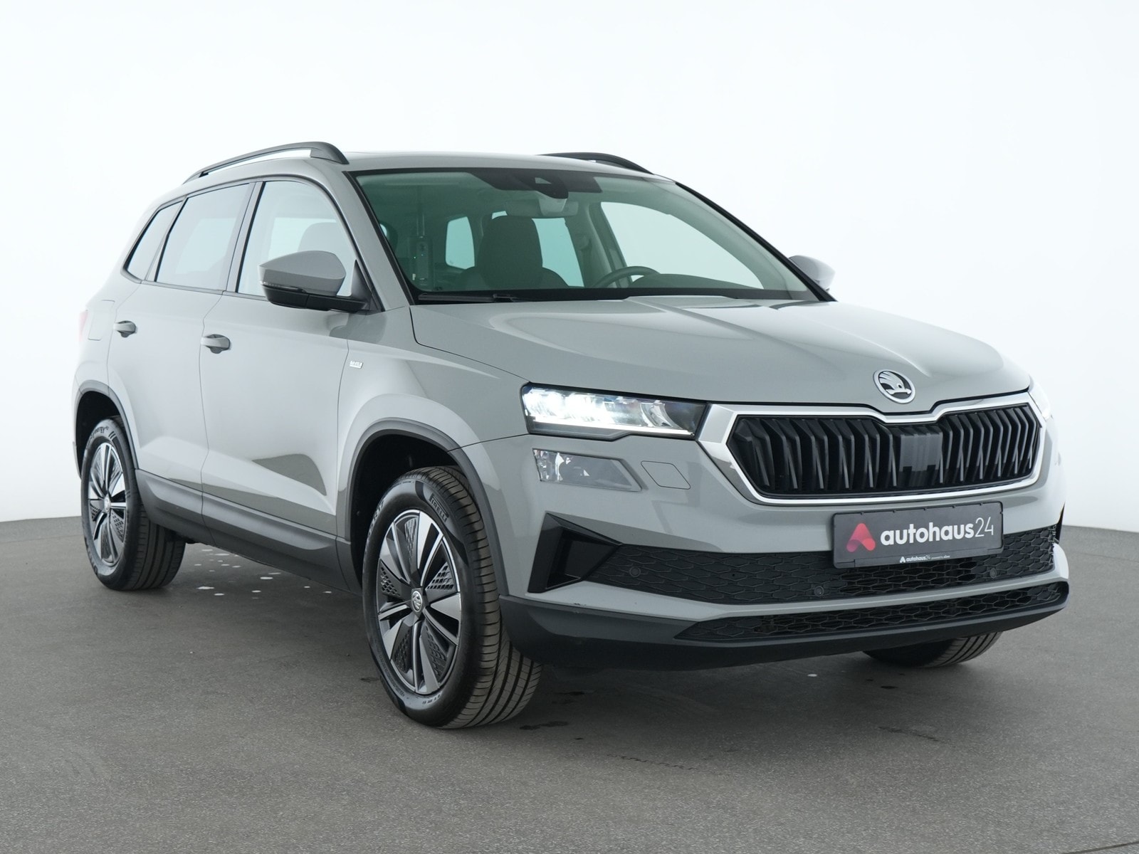 ŠKODA Karoq SUV / Crossover / Geländewagen SKODA Karoq 2.0l TDI DSG 4x4 TOUR Sports Utility Vehicle #1
